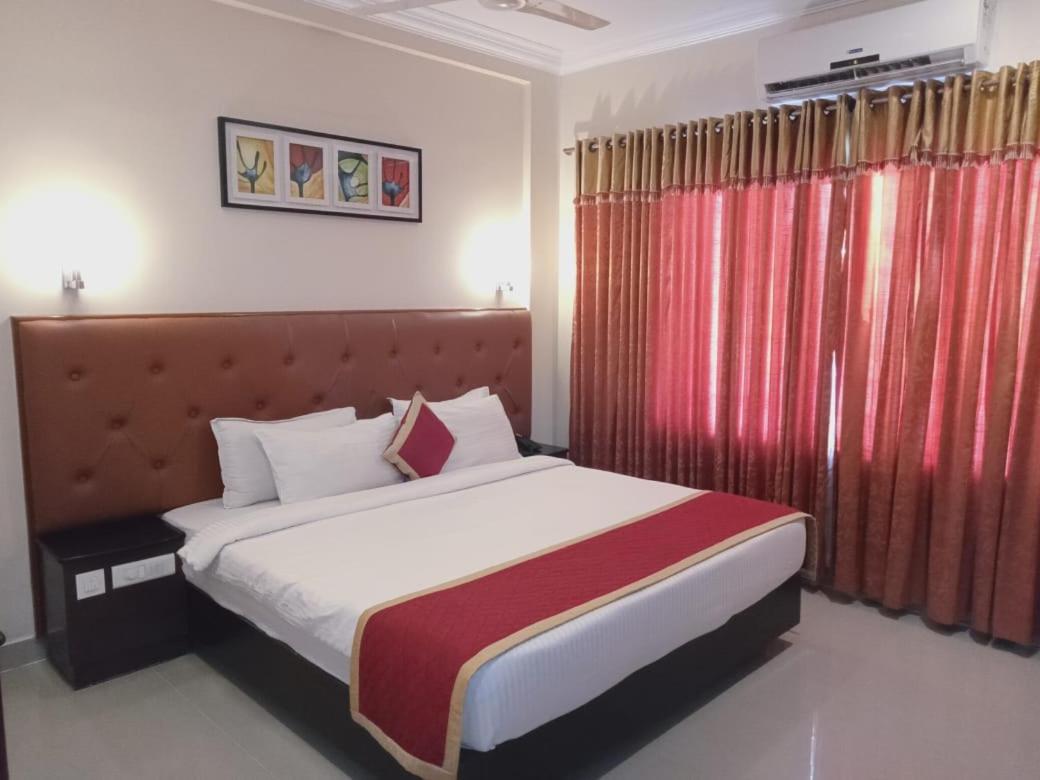  Deluxe King Bed Room - Photo 3