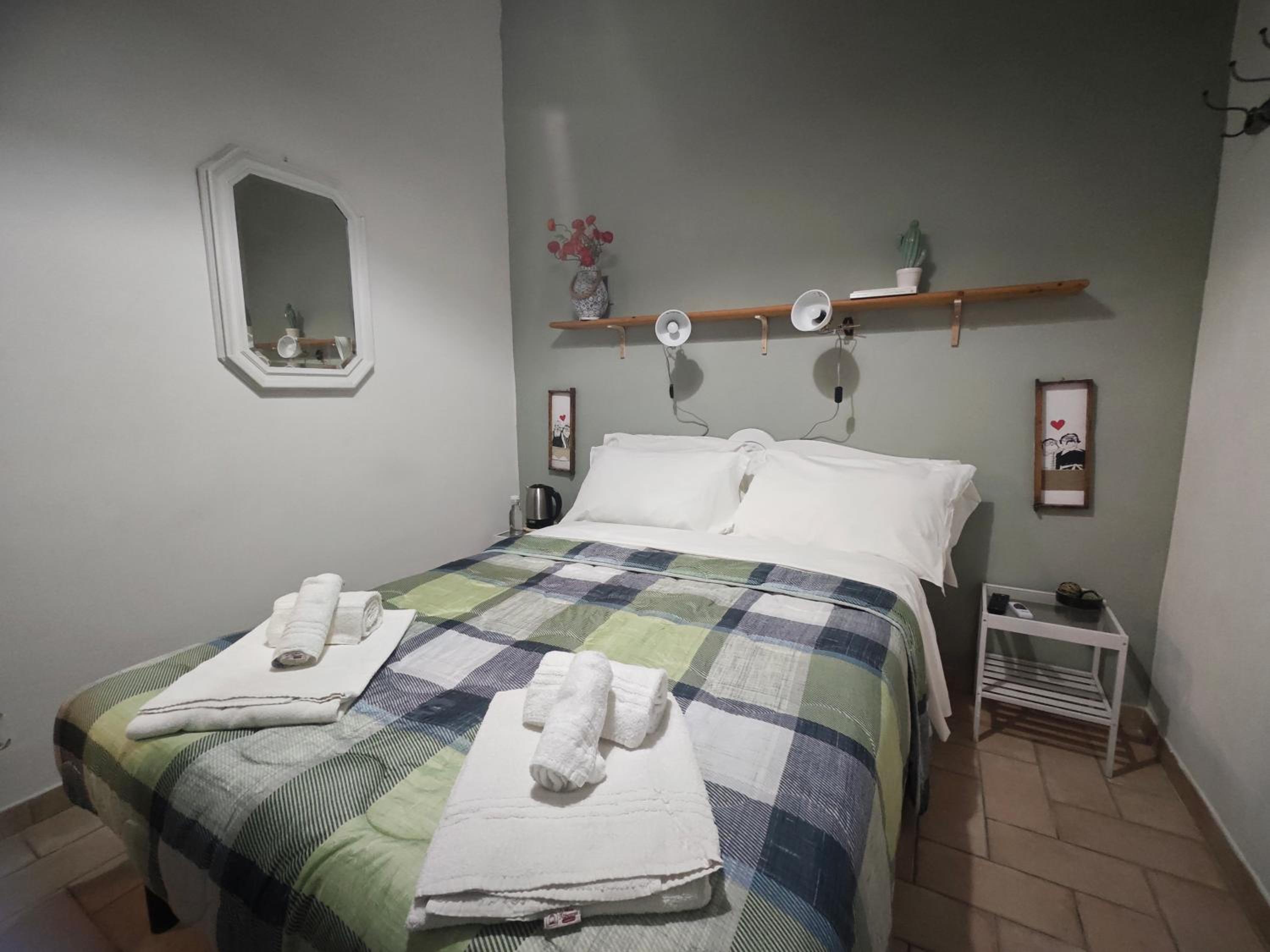 Small Double Room - Photo 3