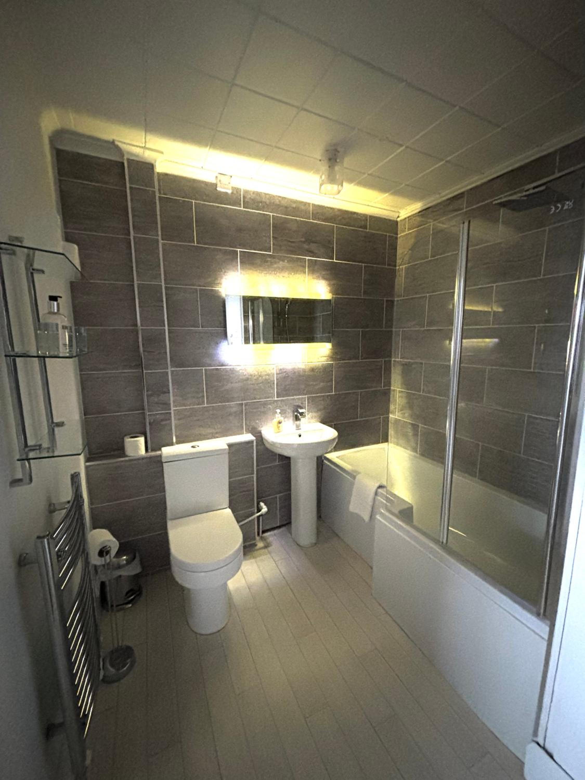 Deluxe King Suite - Photo 4