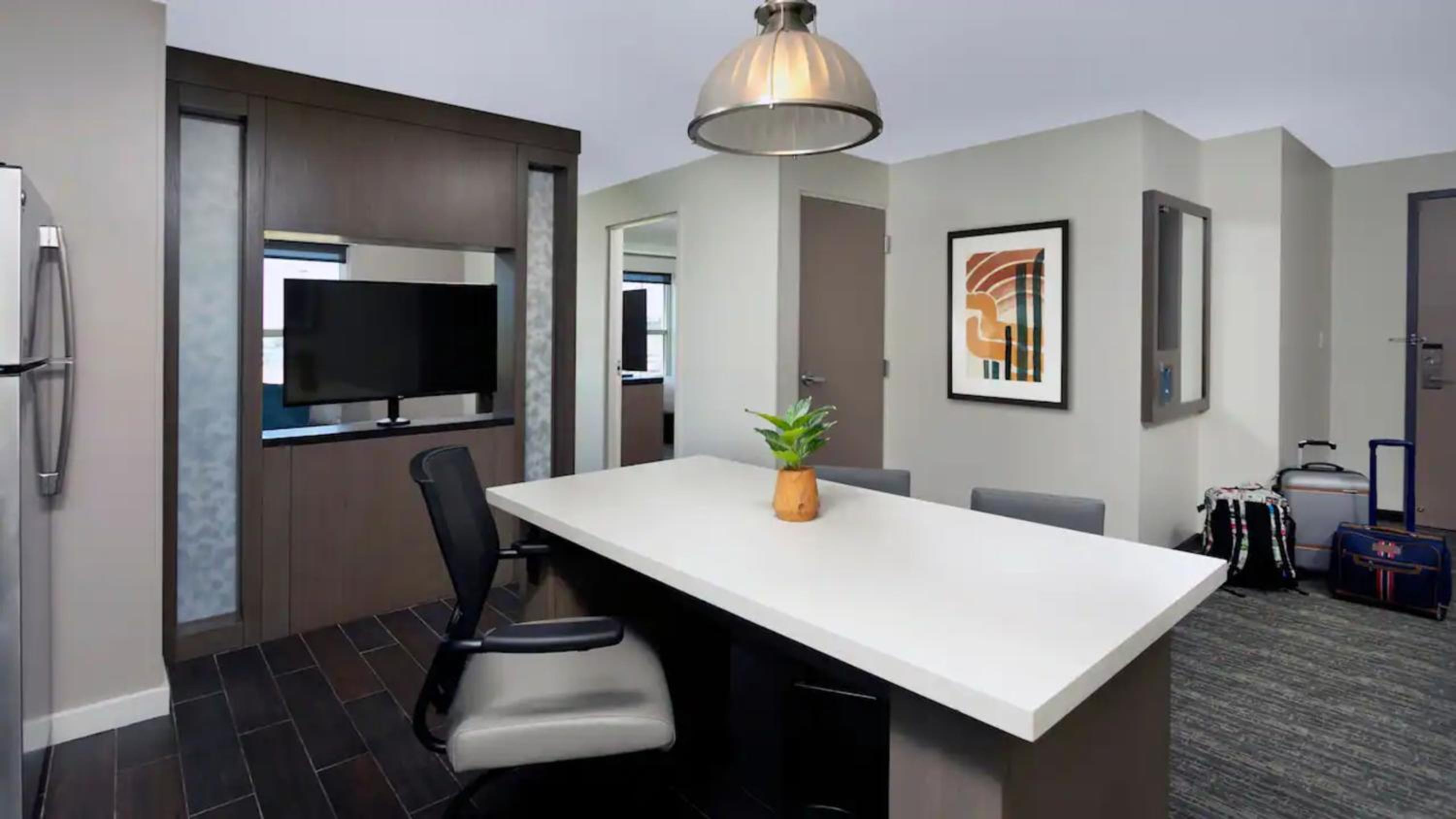 One-Bedroom King Suite with Kitchen, Roll-In Shower and Bay View - Disability Access