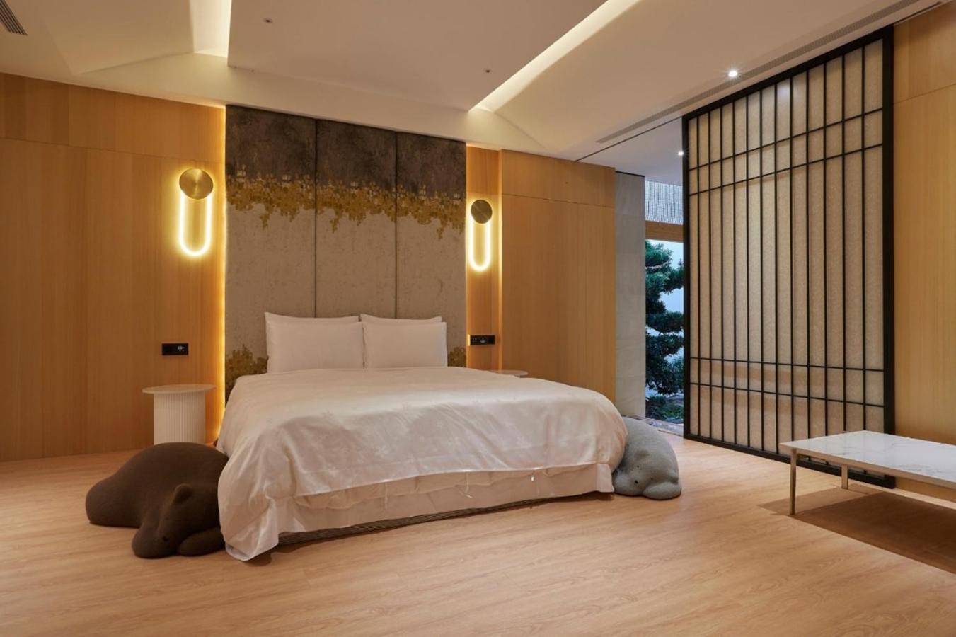 Deluxe King Room - Photo 6