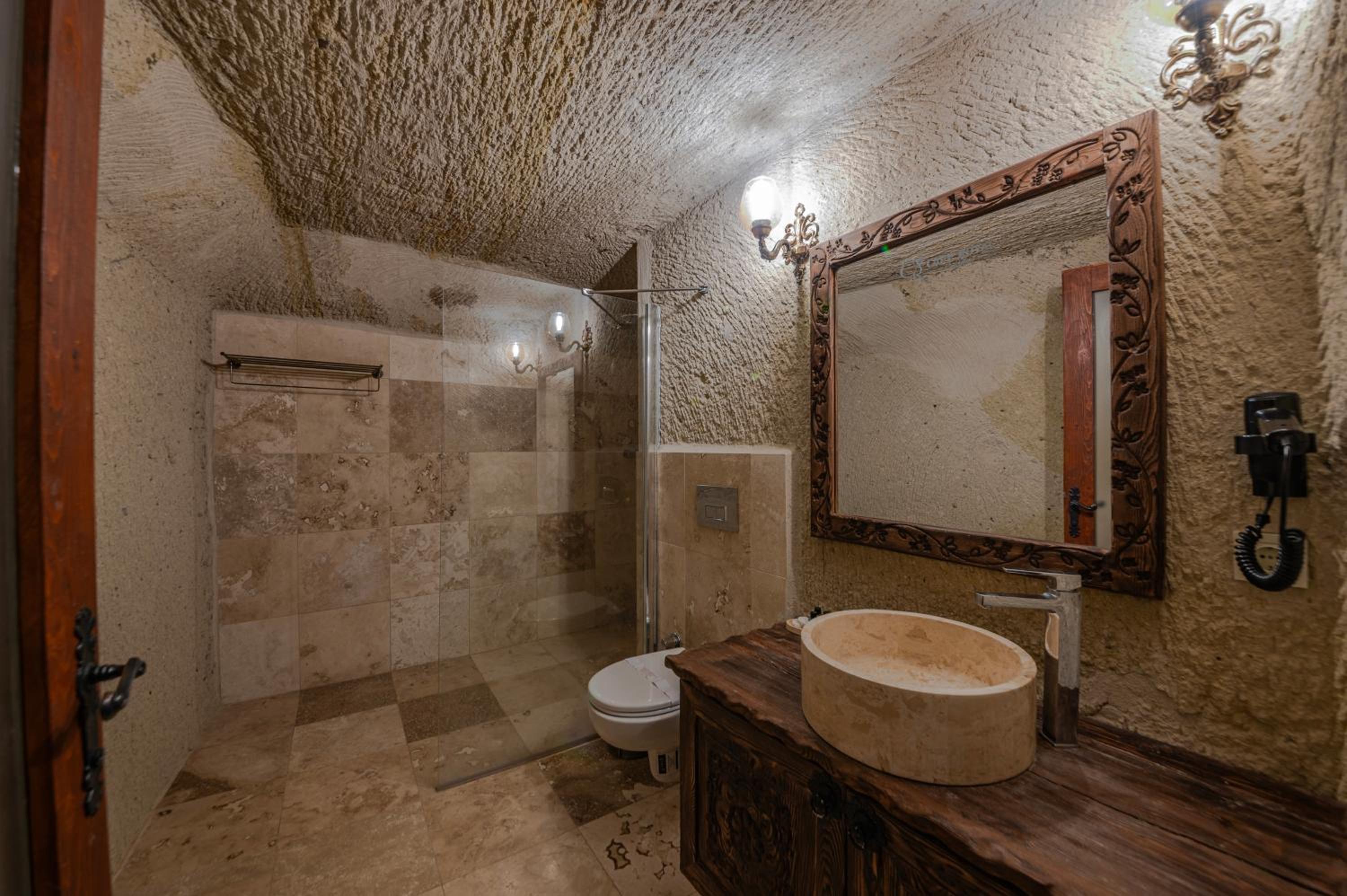 Queen Suite with Pool View - Photo 6
