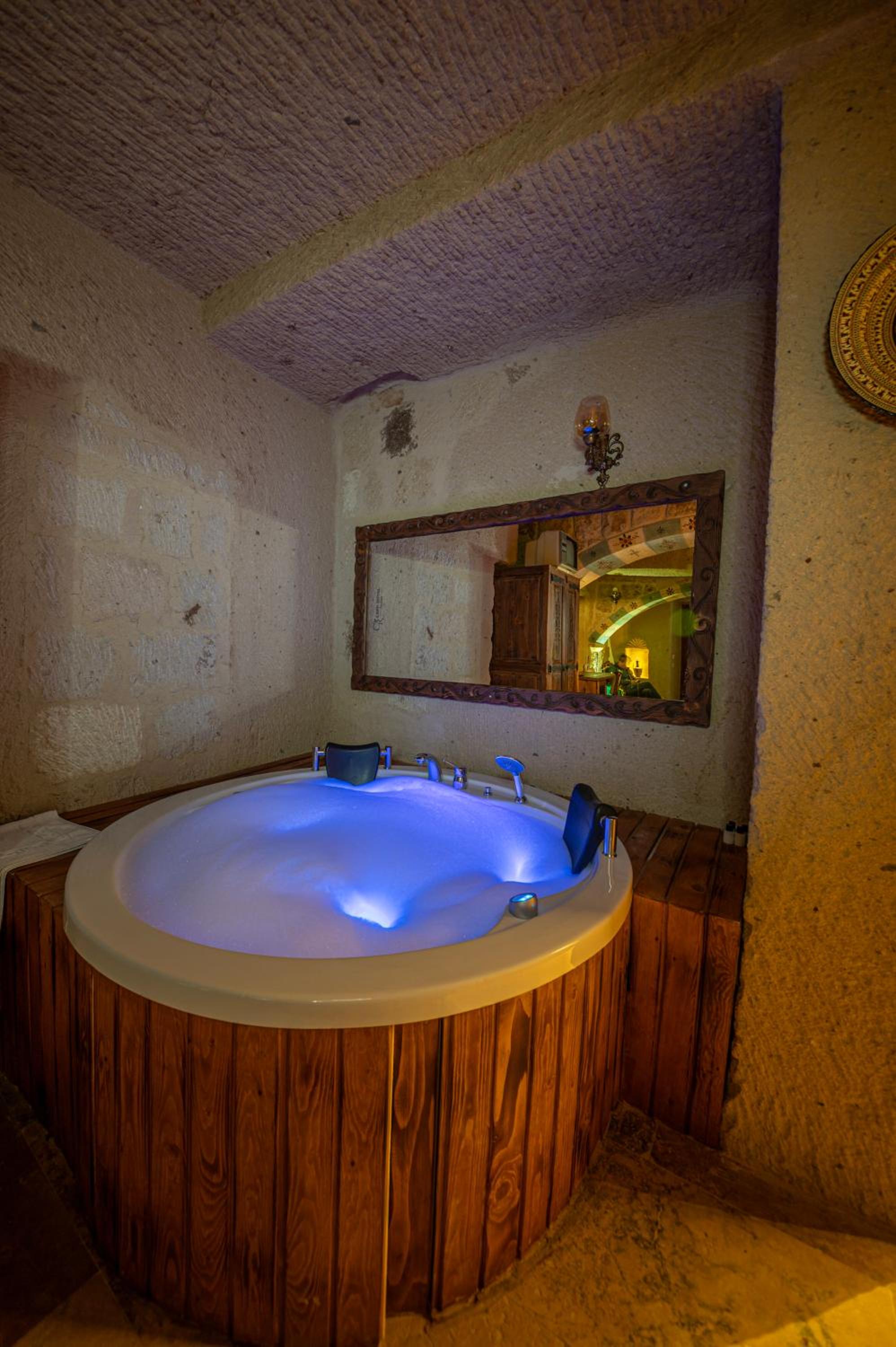 Queen Suite with Pool View - Photo 7