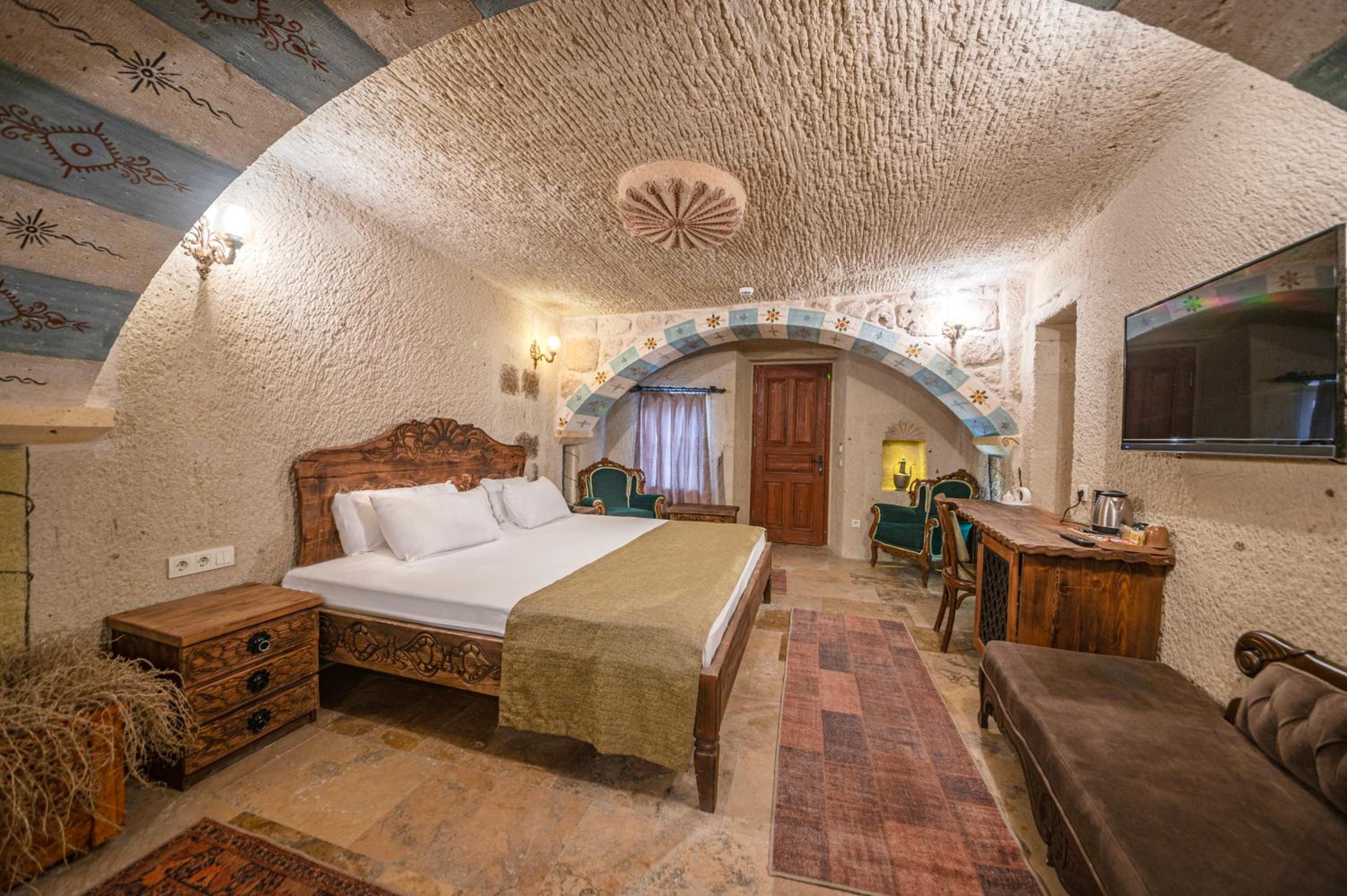 Queen Suite with Pool View - Photo 11