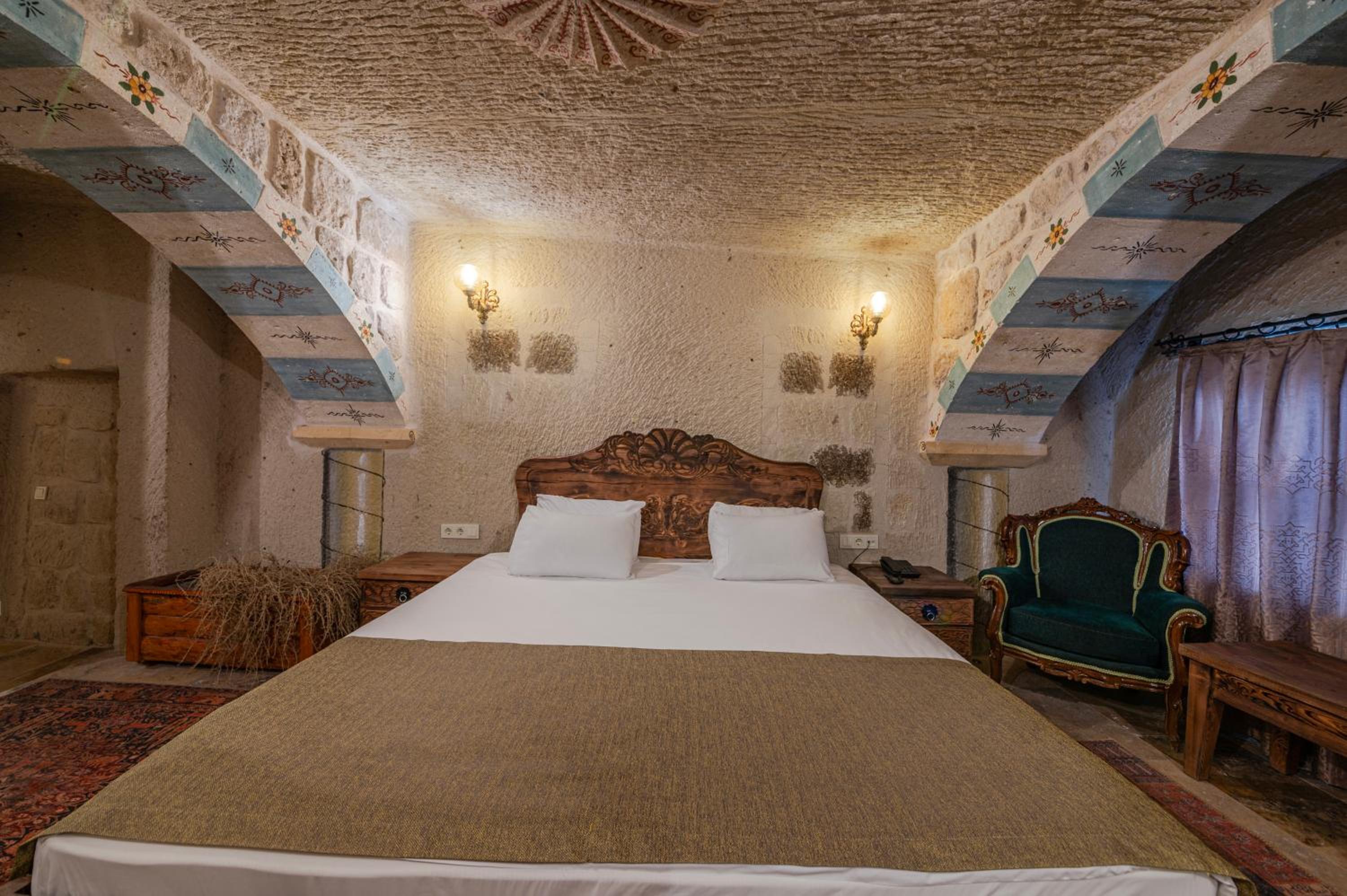 Queen Suite with Pool View - Photo 9