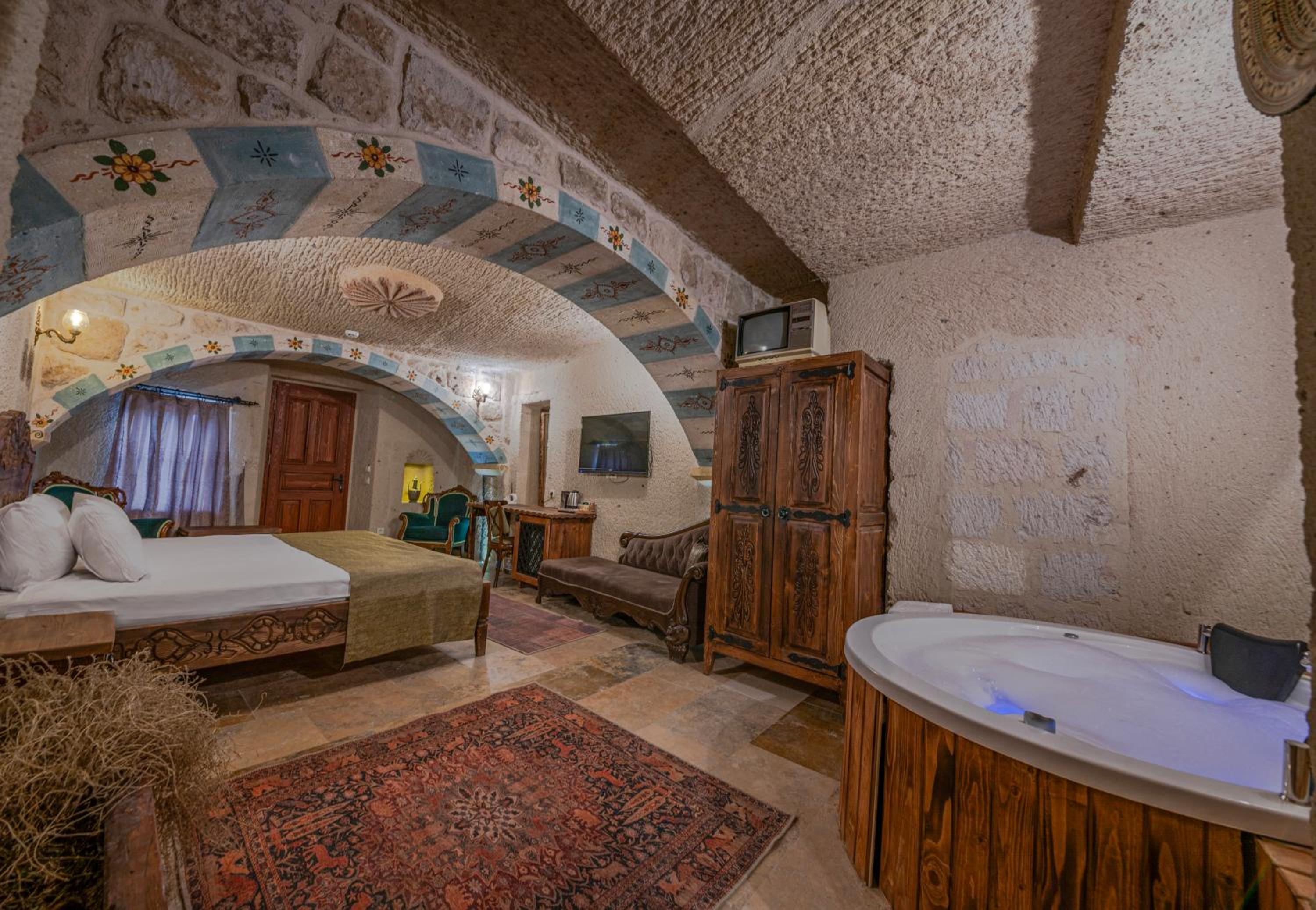 Queen Suite with Pool View - Photo 10