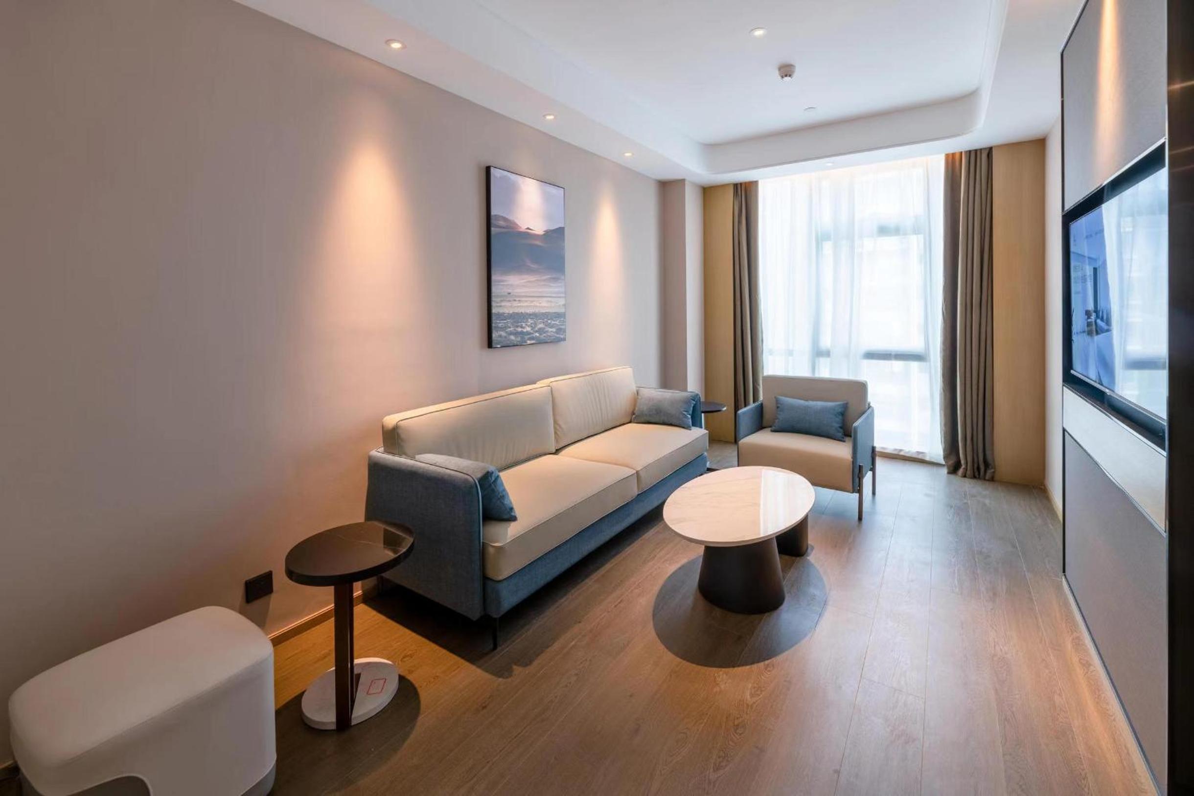 Deluxe Suite with Spa Bath photo 2