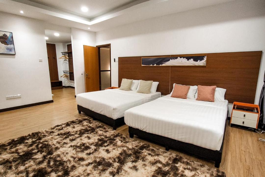 Six-Bedroom House photo 1
