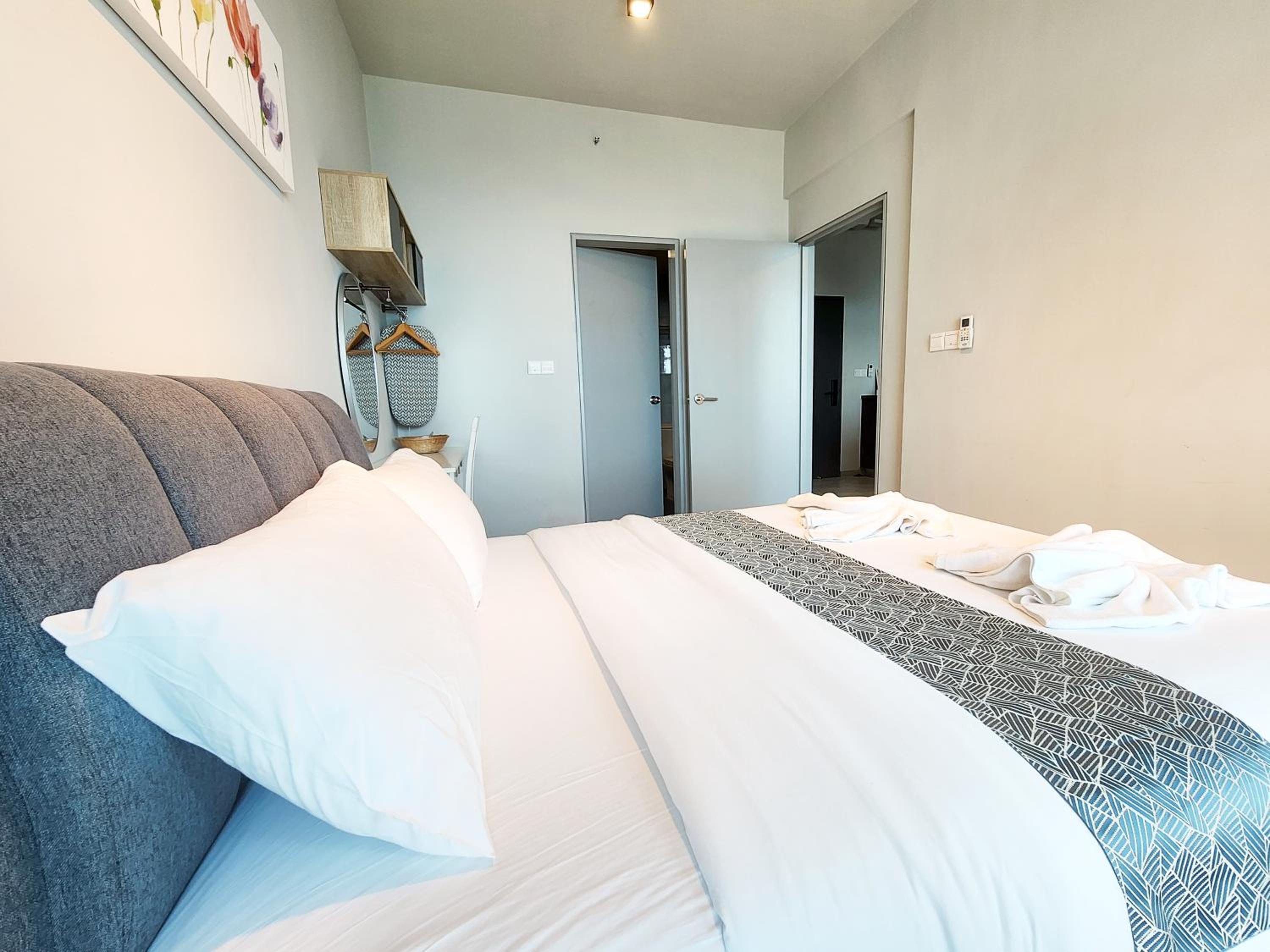 Suite with Pool View - Photo 14