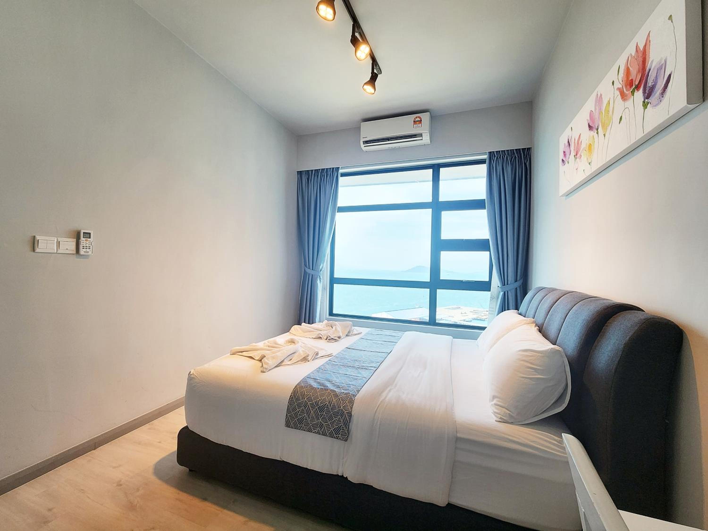 Suite with Pool View - Photo 15