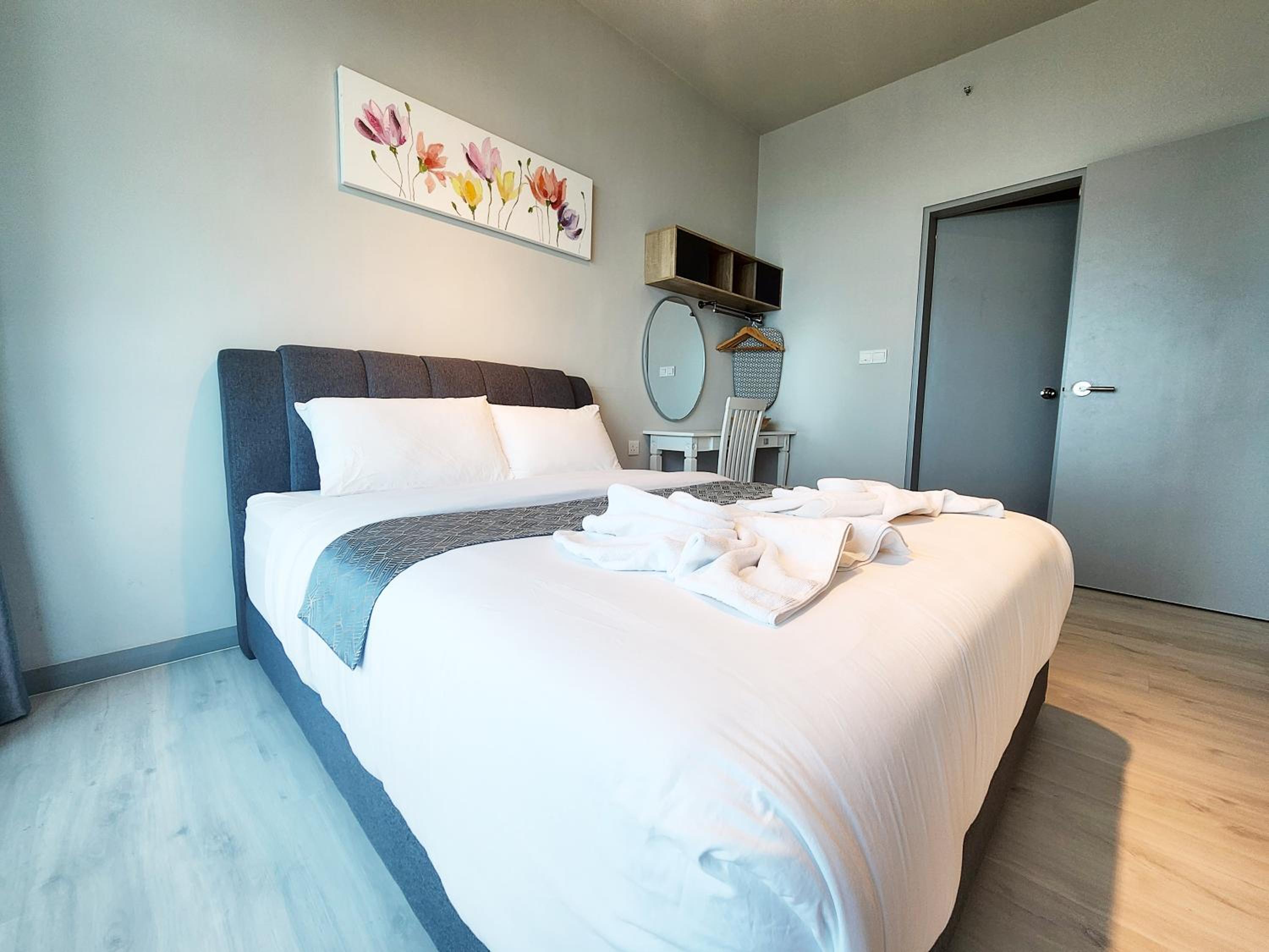 Suite with Pool View - Photo 16