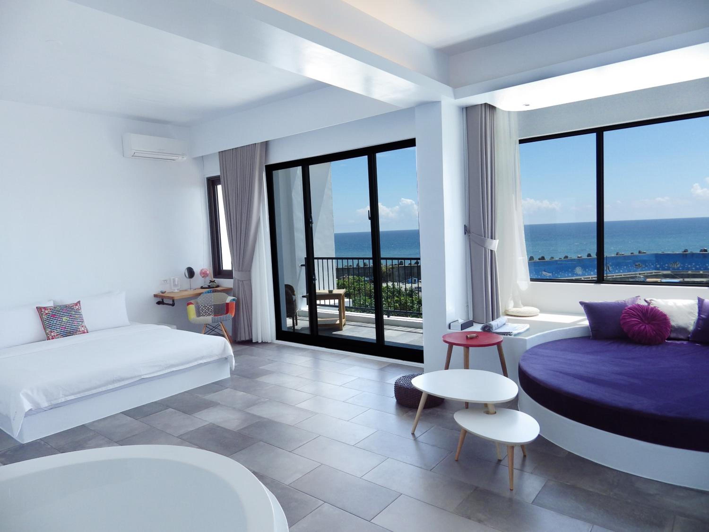 Deluxe Suite with Sea View and Balcony