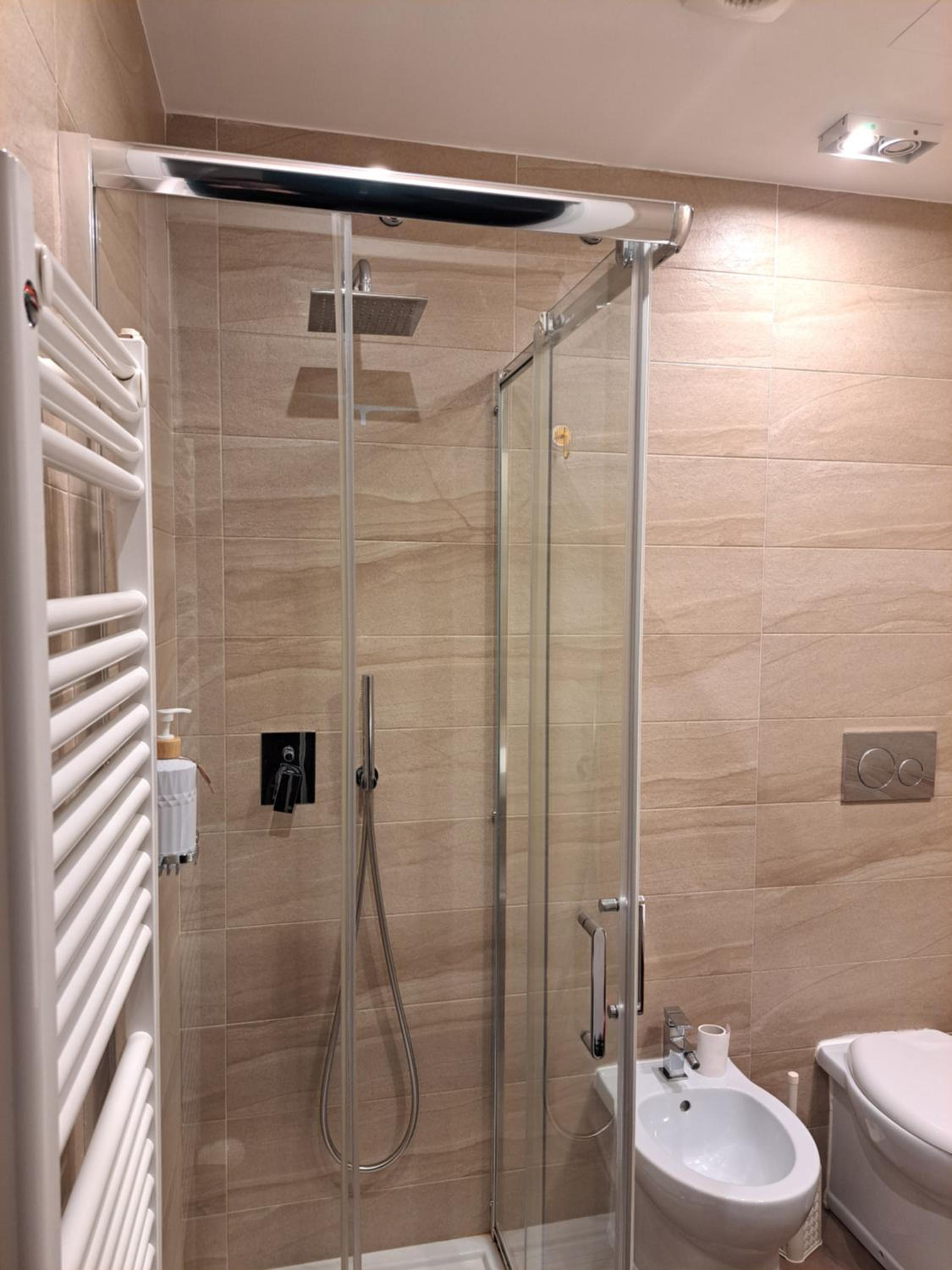 Double Room with Private Bathroom - Photo 3