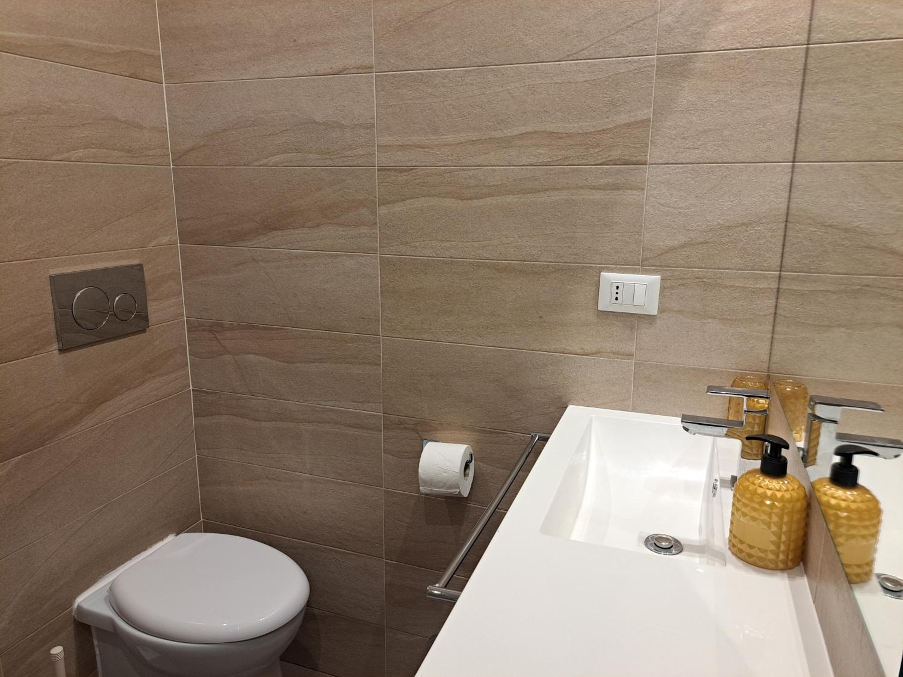 Double Room with Private Bathroom - Photo 11