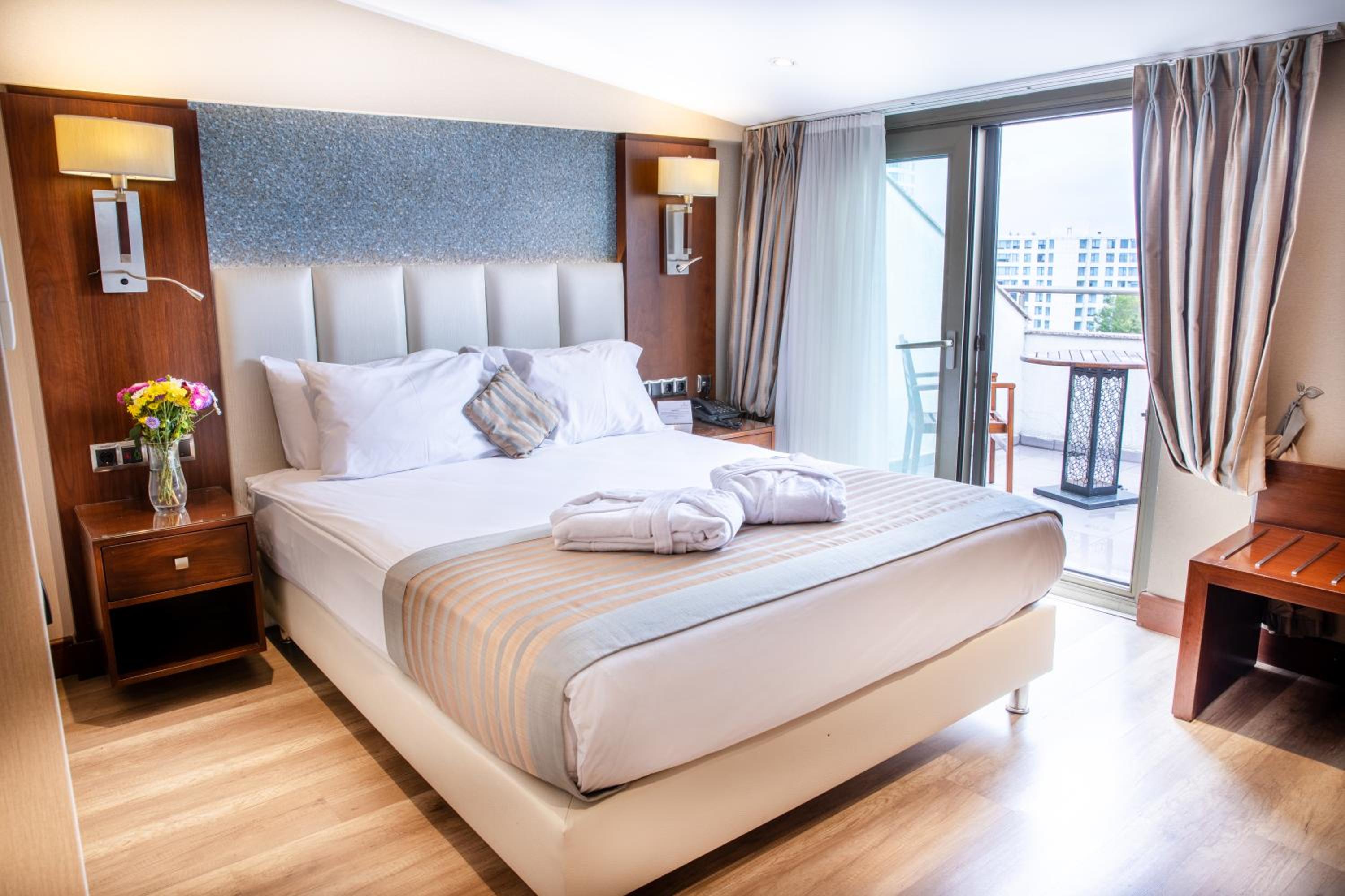 Queen Room with Balcony photo 1