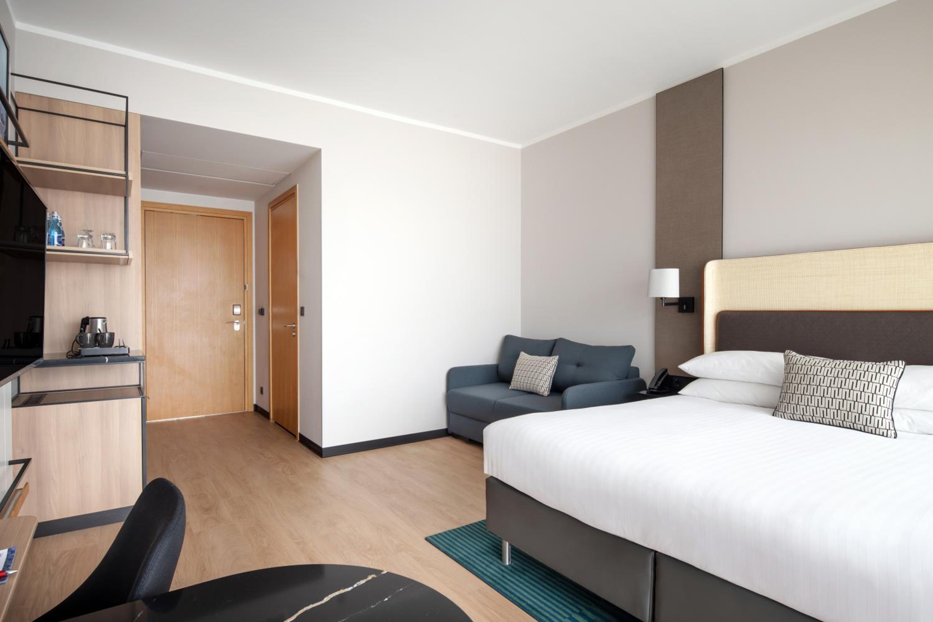 Family room, Guest room, 1 King, Sofa bed, Balcony