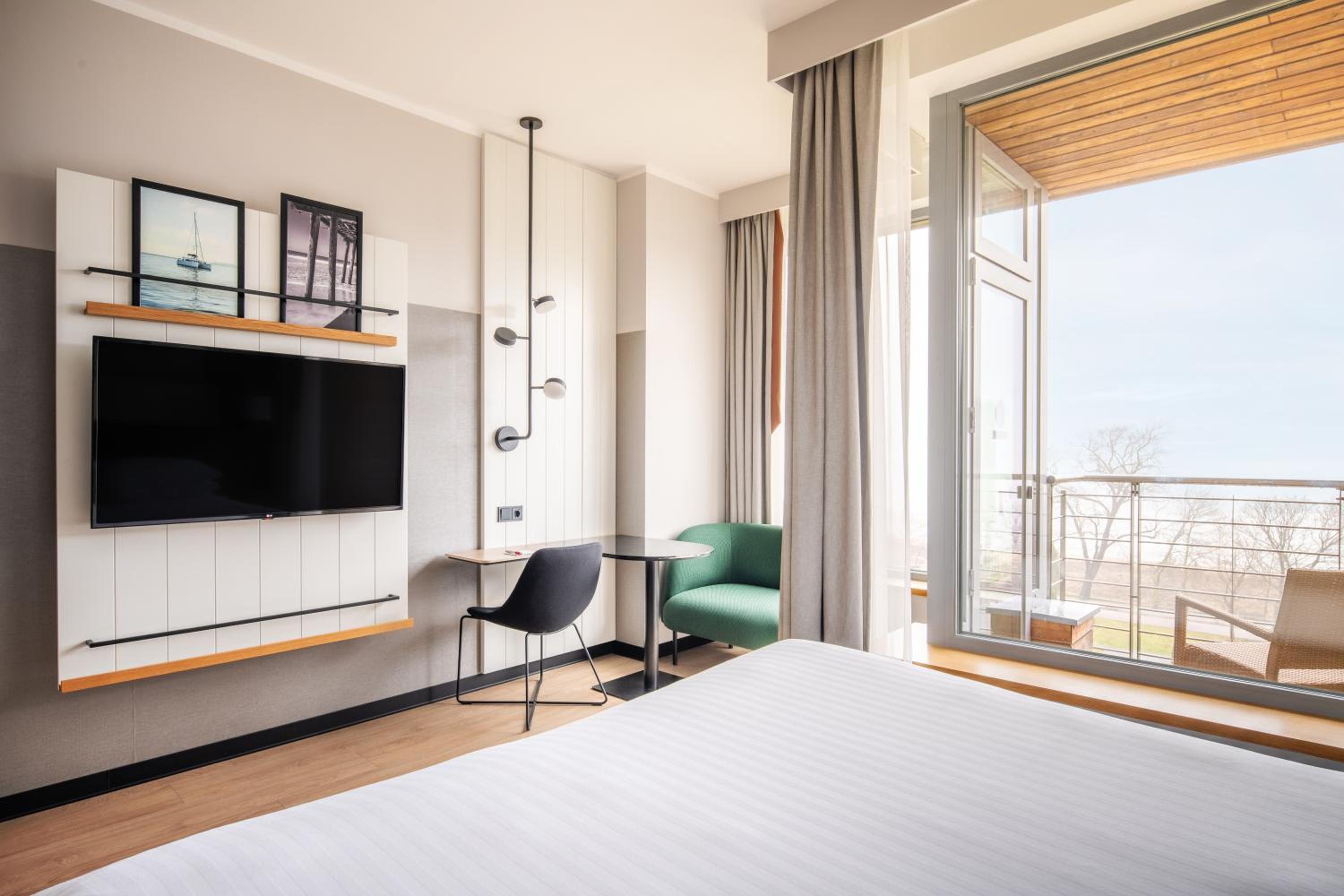 Standard King Room with Balcony and Sea View