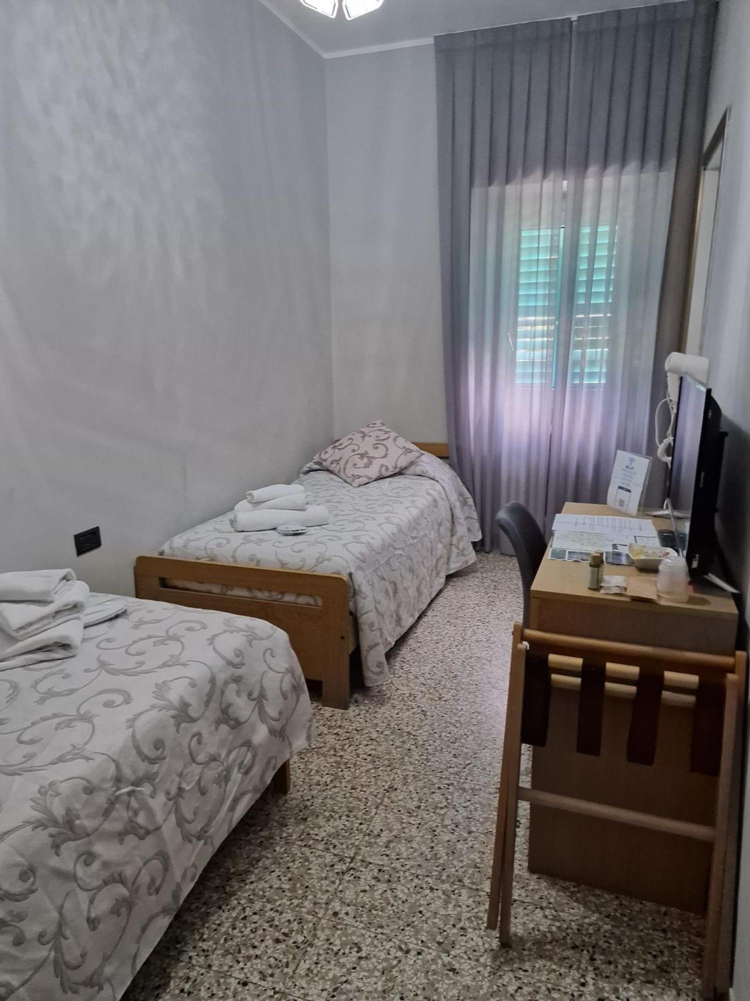 Twin Room with Private Bathroom photo 2