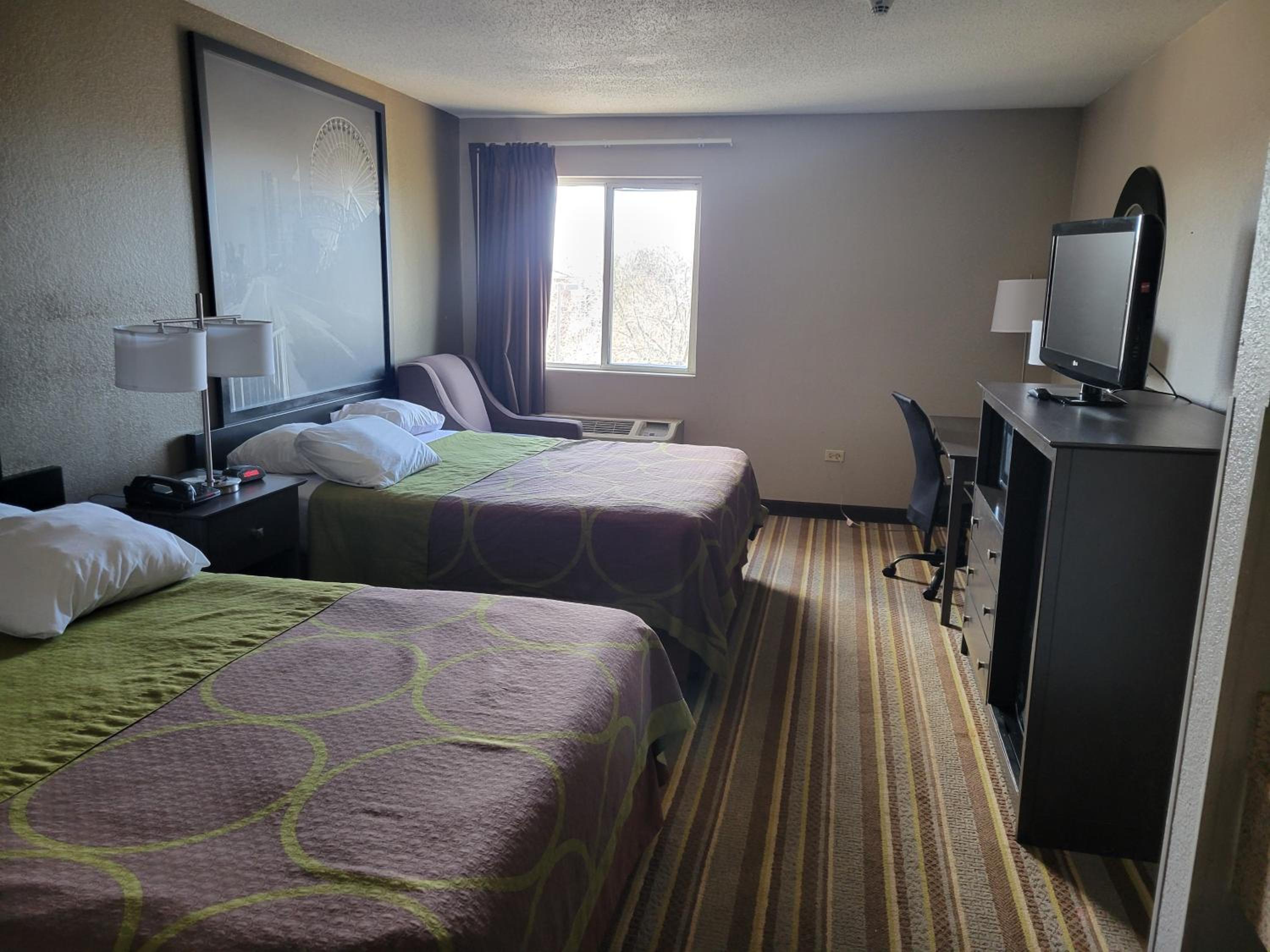 Queen Room with Two Queen Beds - Non-Smoking - Photo 2