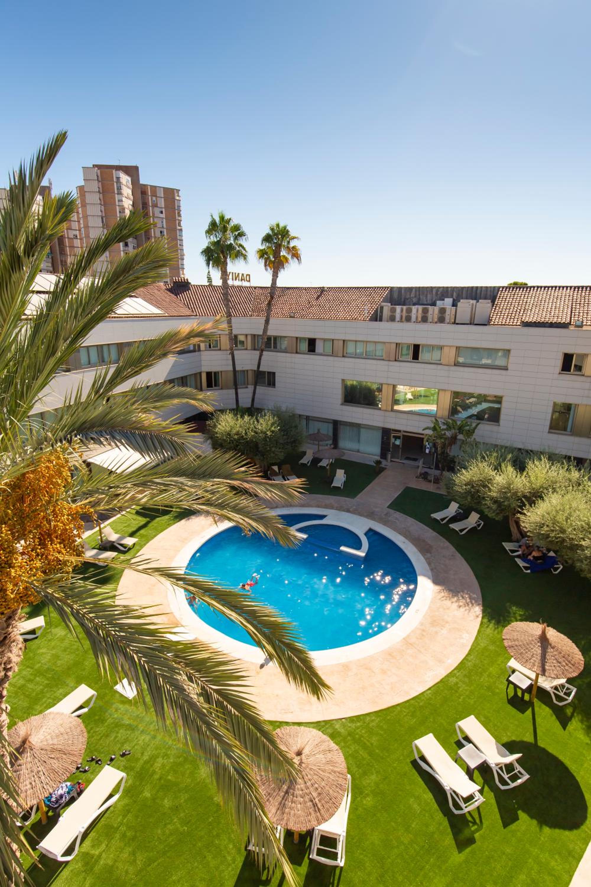 Superior Double or Twin Room with Pool View - Photo 6