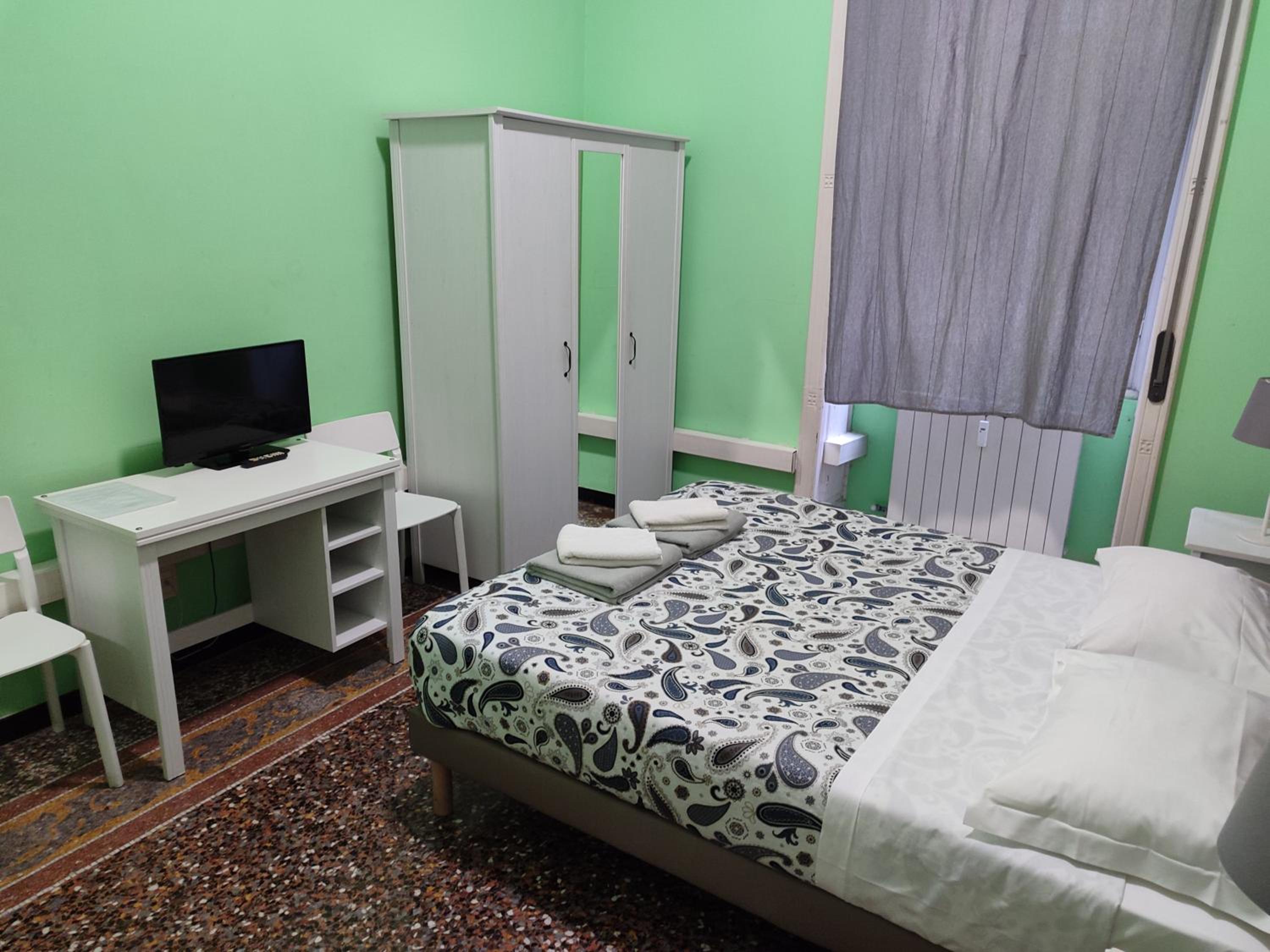 Double Room with Shared Bathroom photo 2
