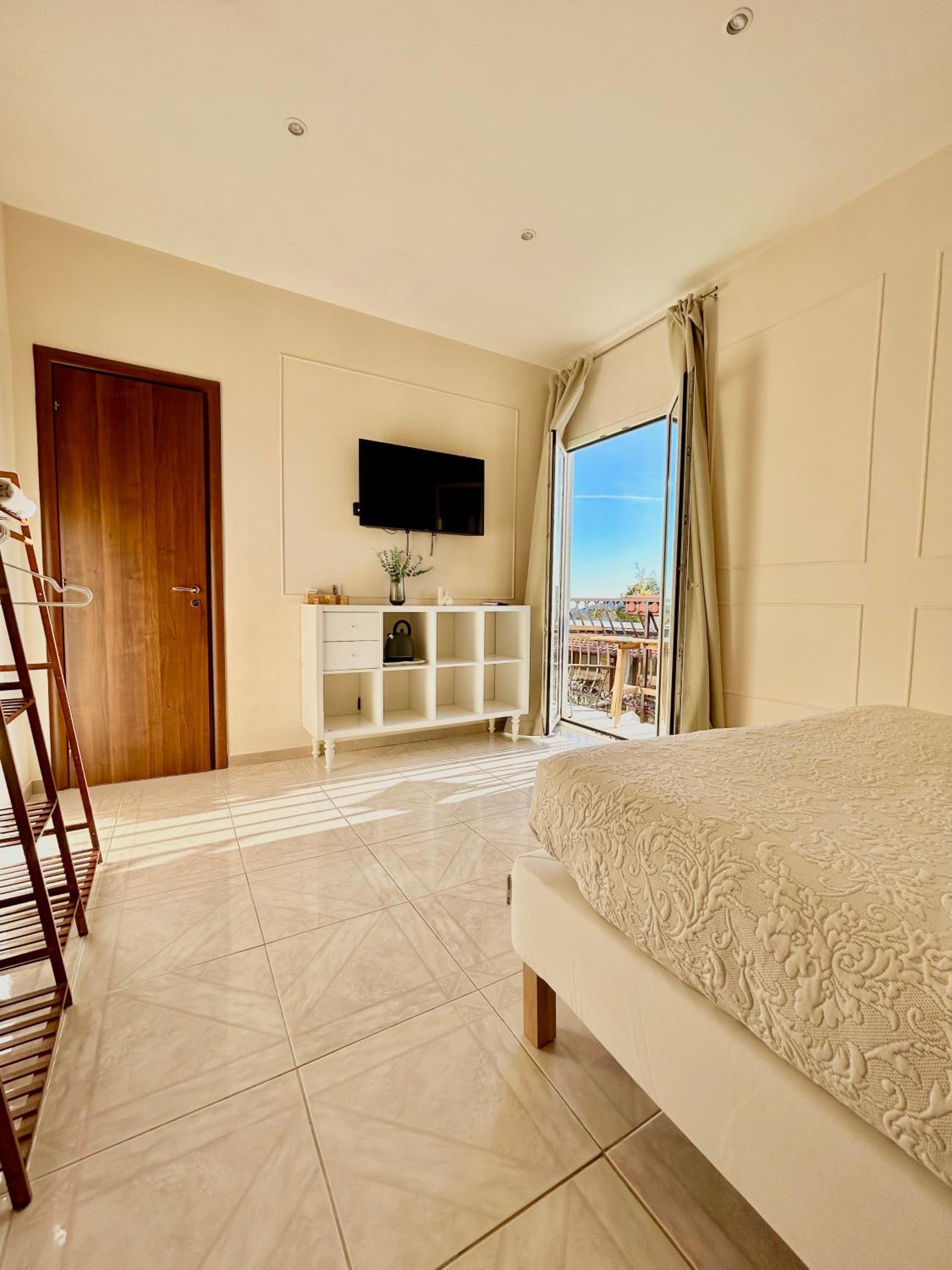 Double Room with Balcony - Photo 1
