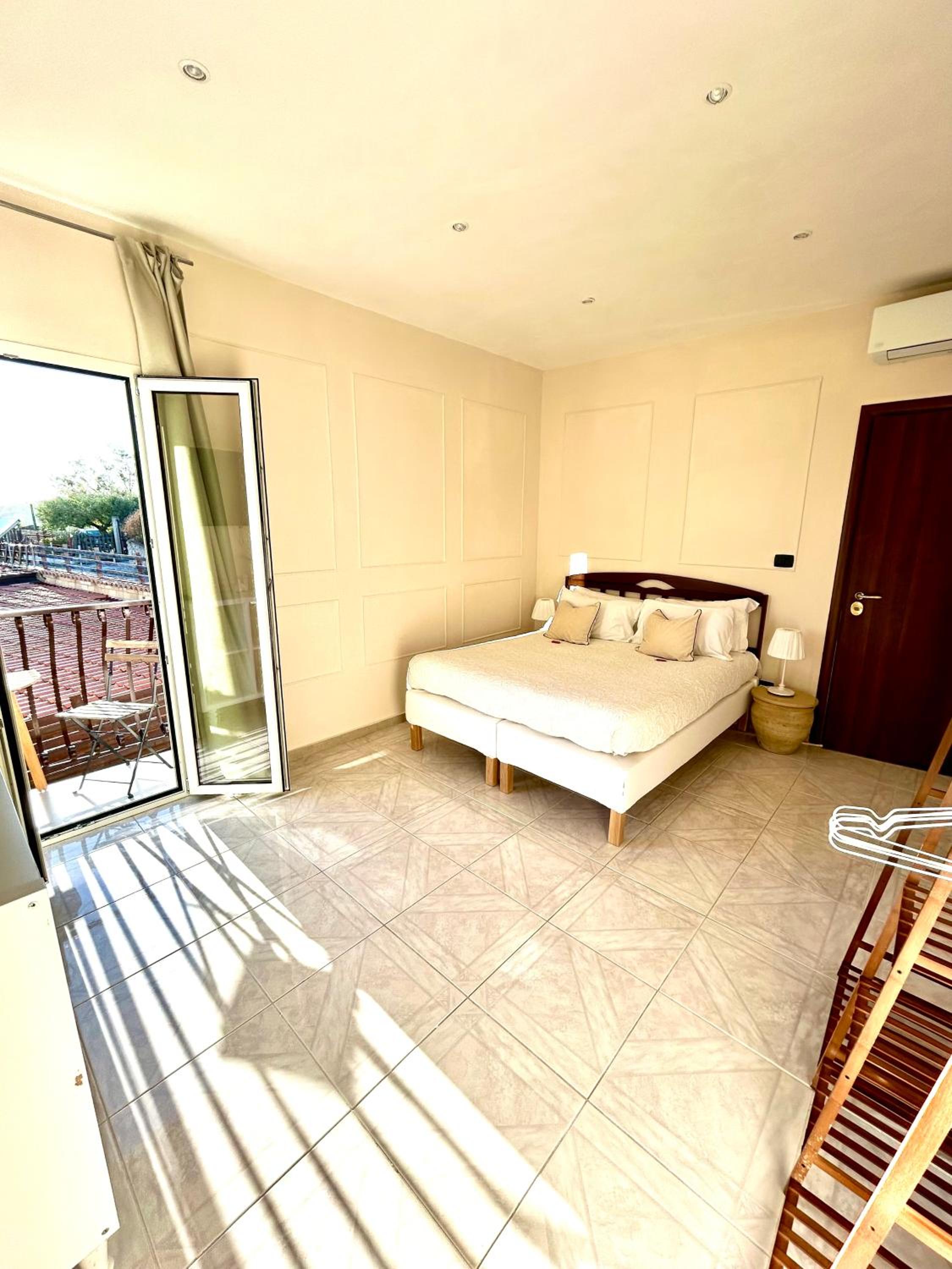 Double Room with Balcony - Photo 6
