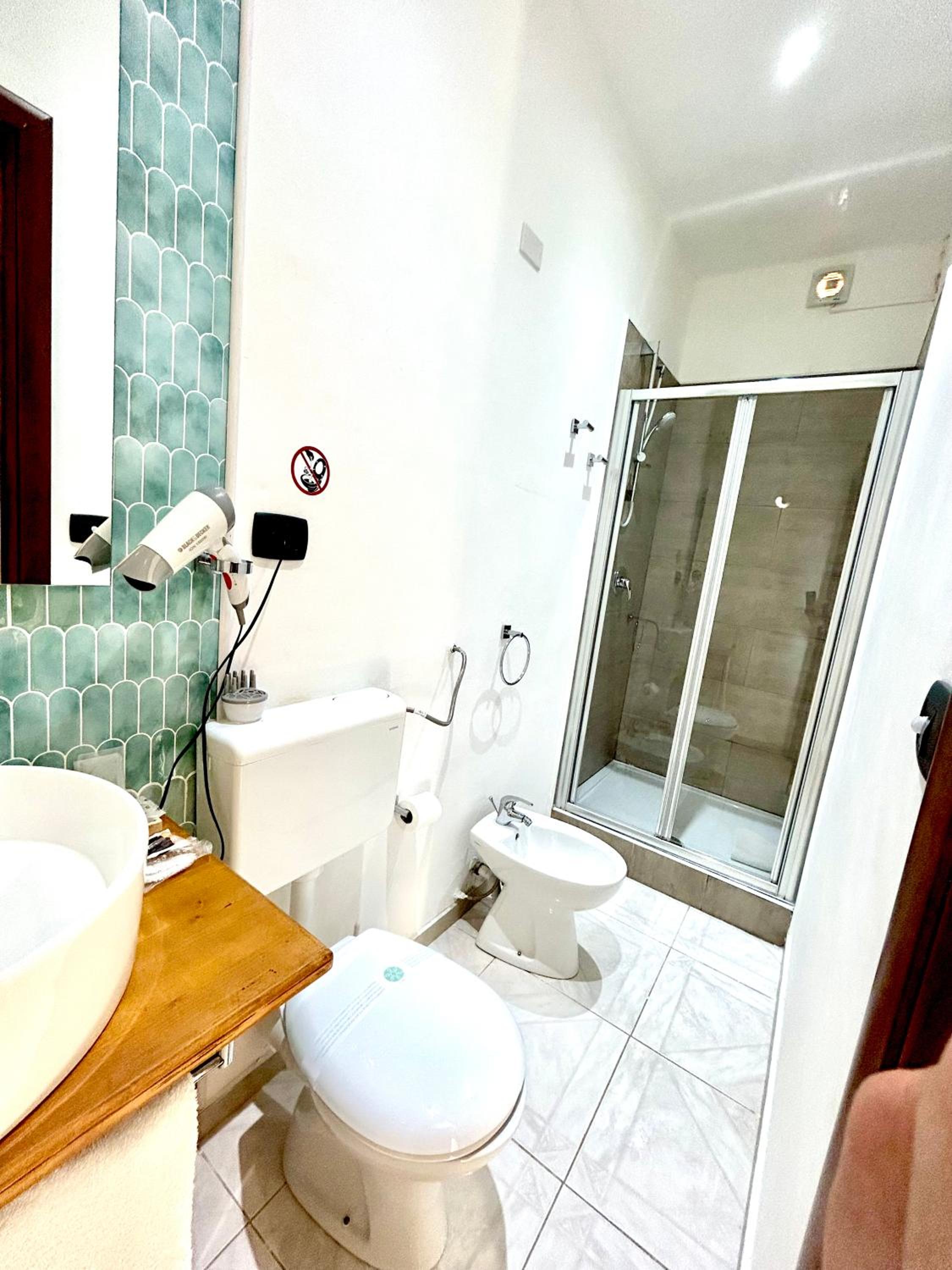 Double Room with Balcony - Photo 7