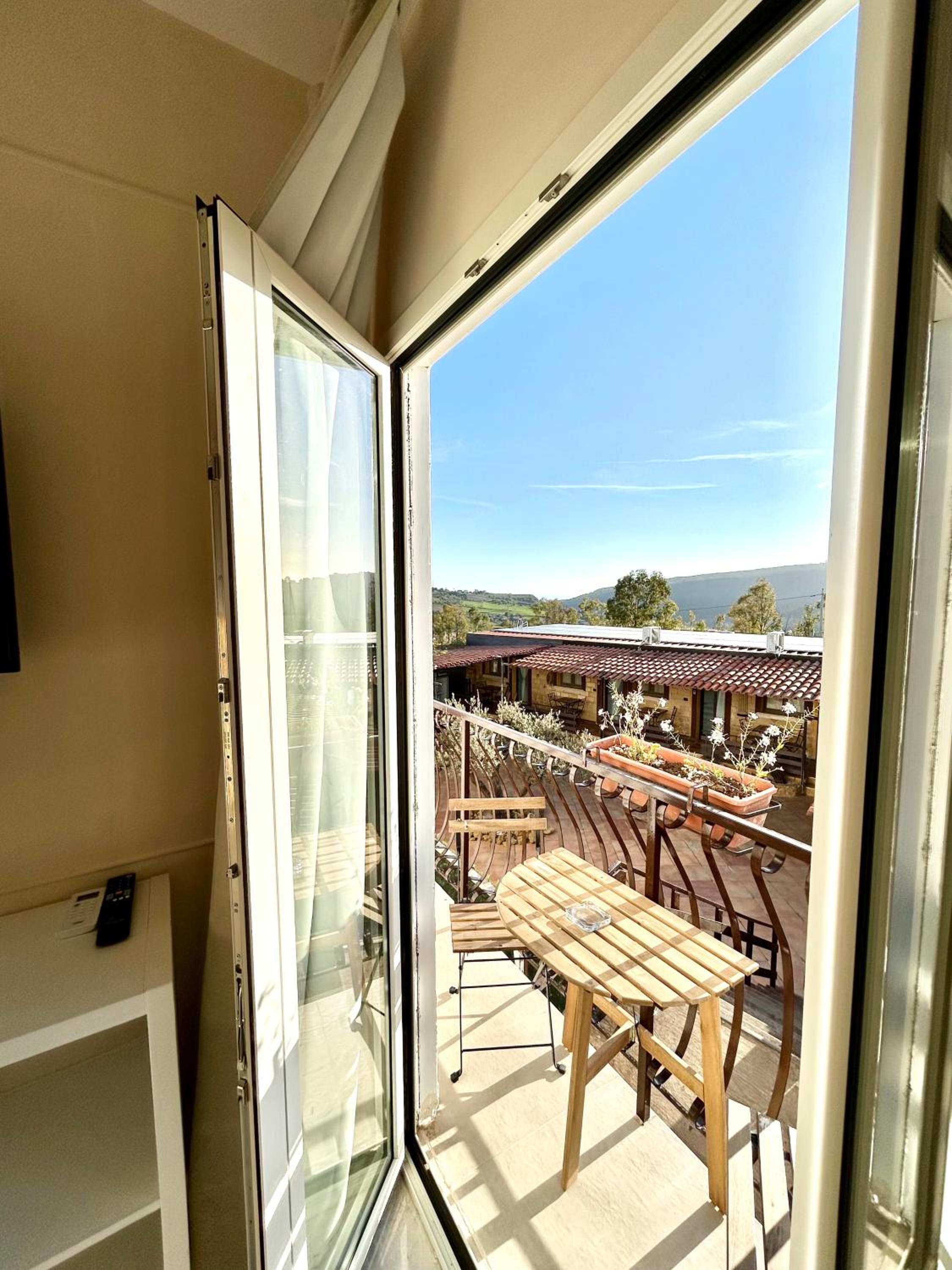 Double Room with Balcony - Photo 8