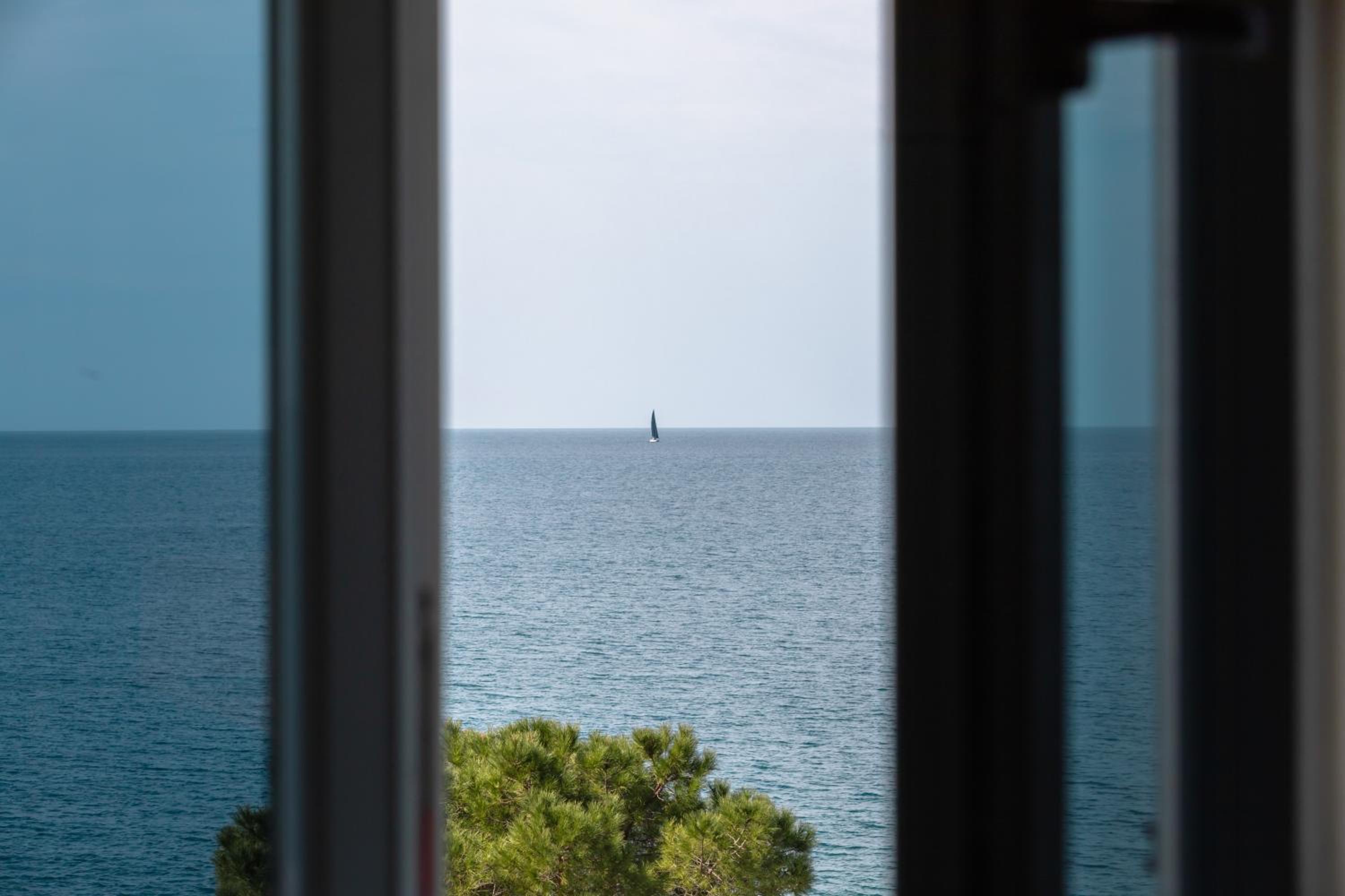 Deluxe King Studio with Sea View photo 2