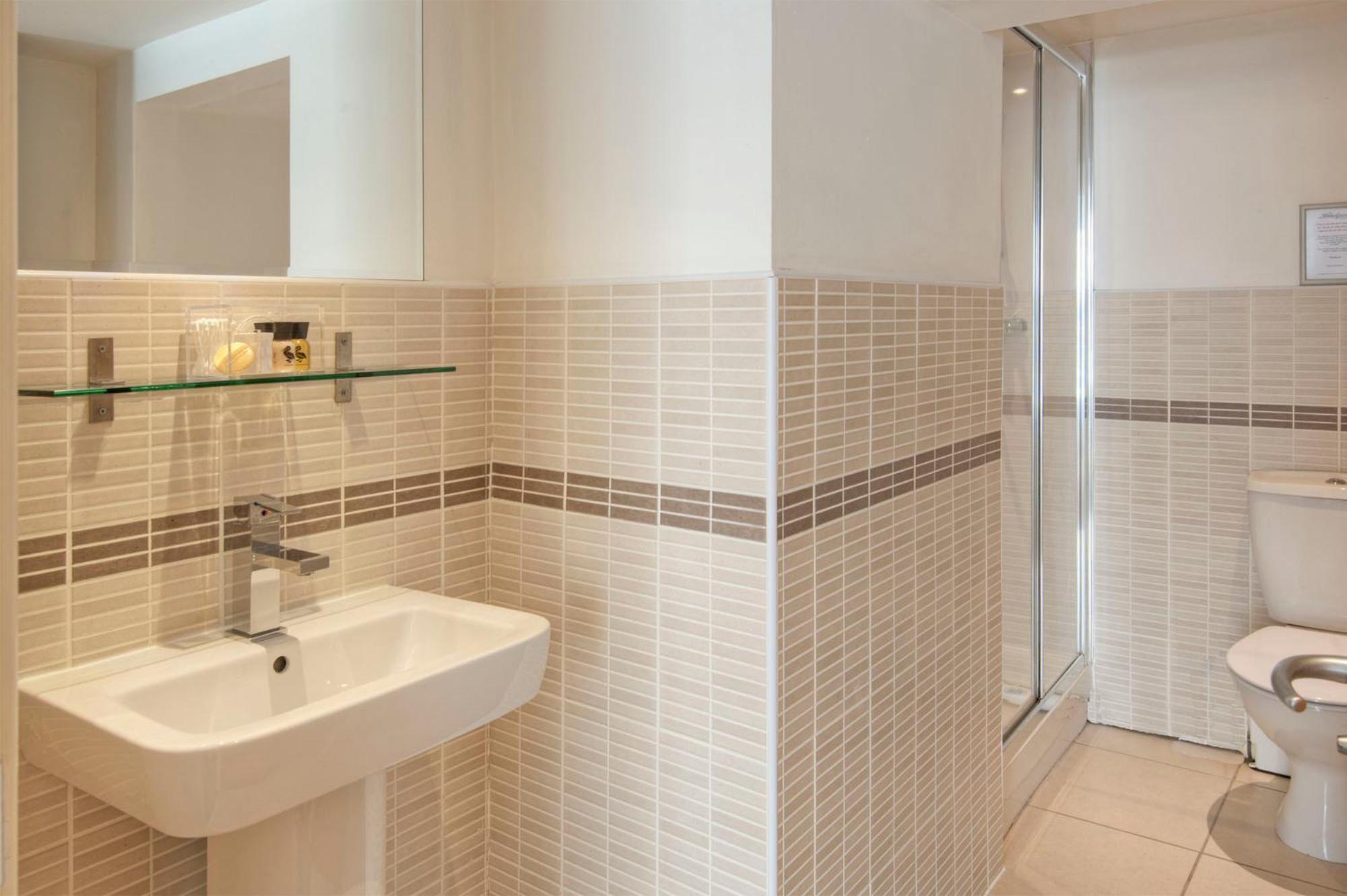 Room 1 - Standard King Ensuite with Shower photo 2