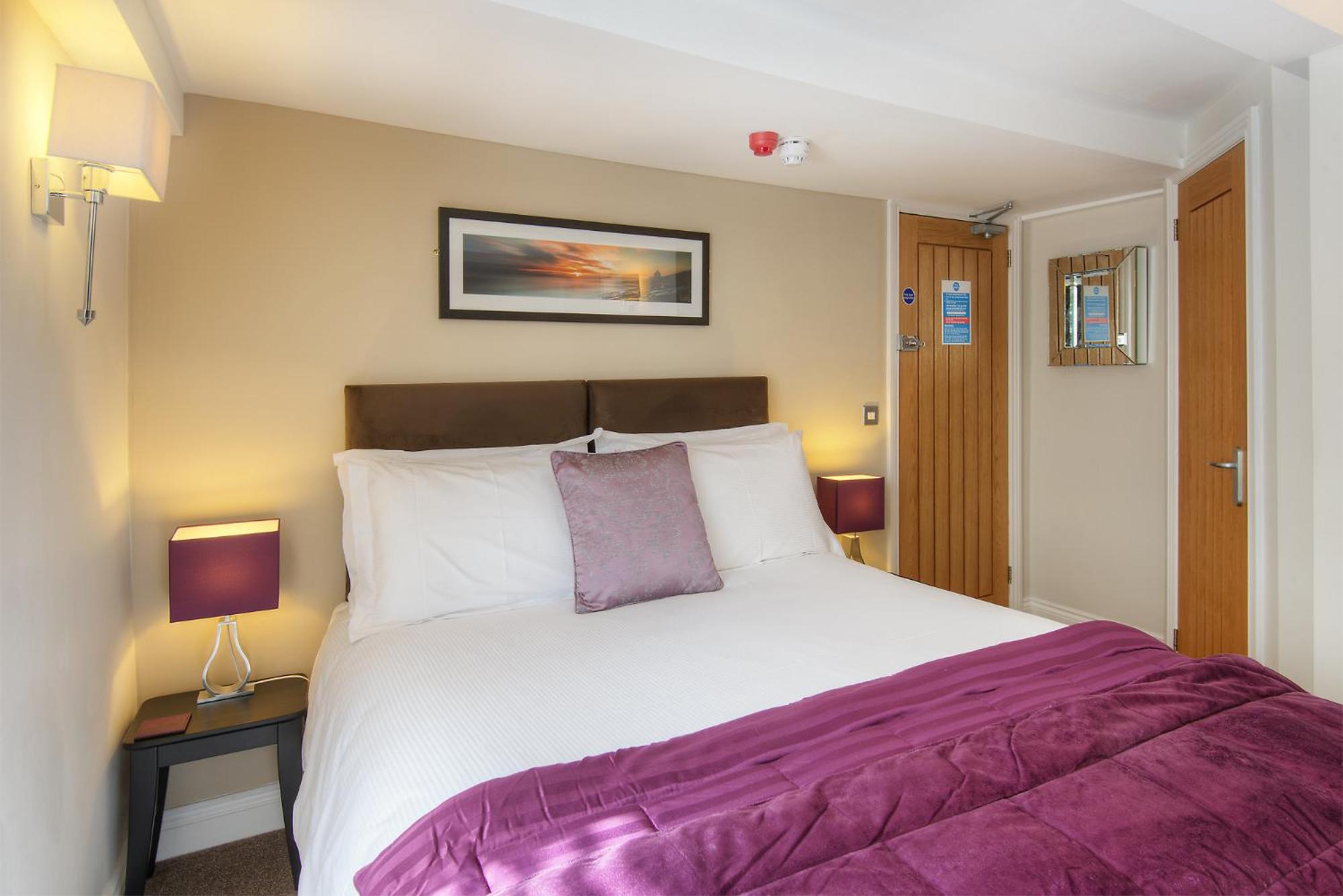 Room 2 - Standard Kind Ensuite with Shower photo 3