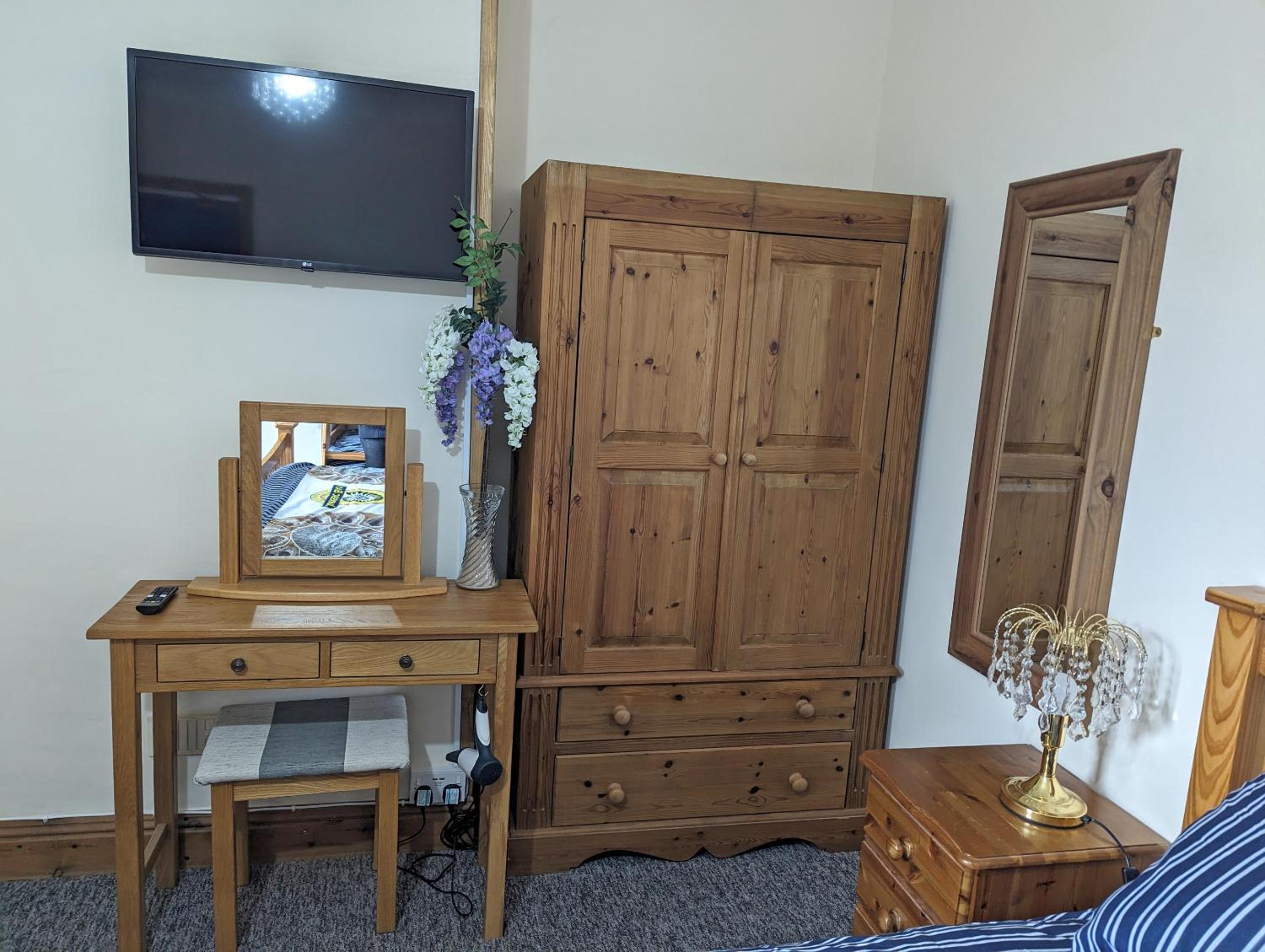 Deluxe Family Room - Photo 2