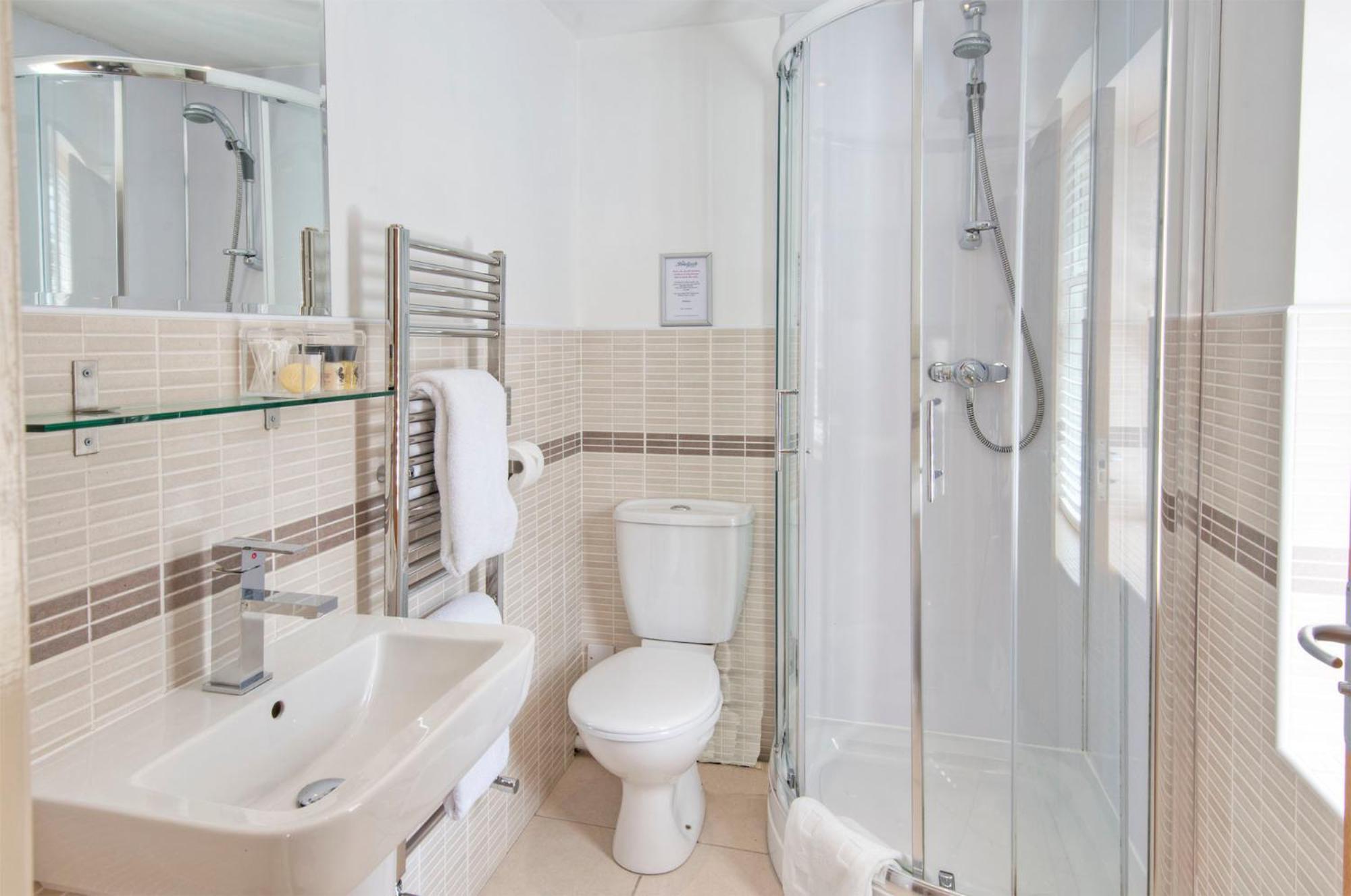 Room 7 - Superior Super King Ensuite with Shower - Photo 5