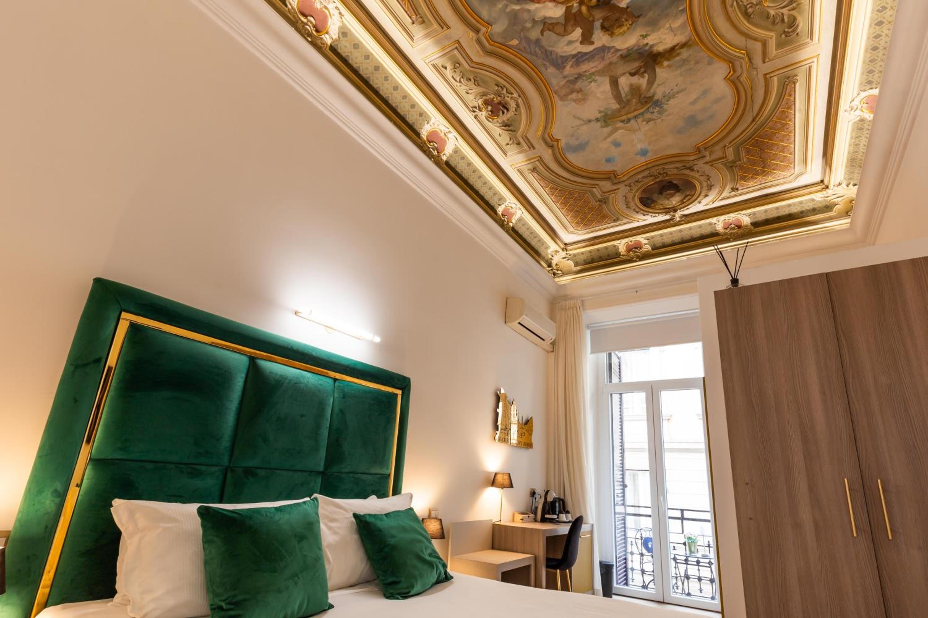 Queen Room with Balcony photo 1