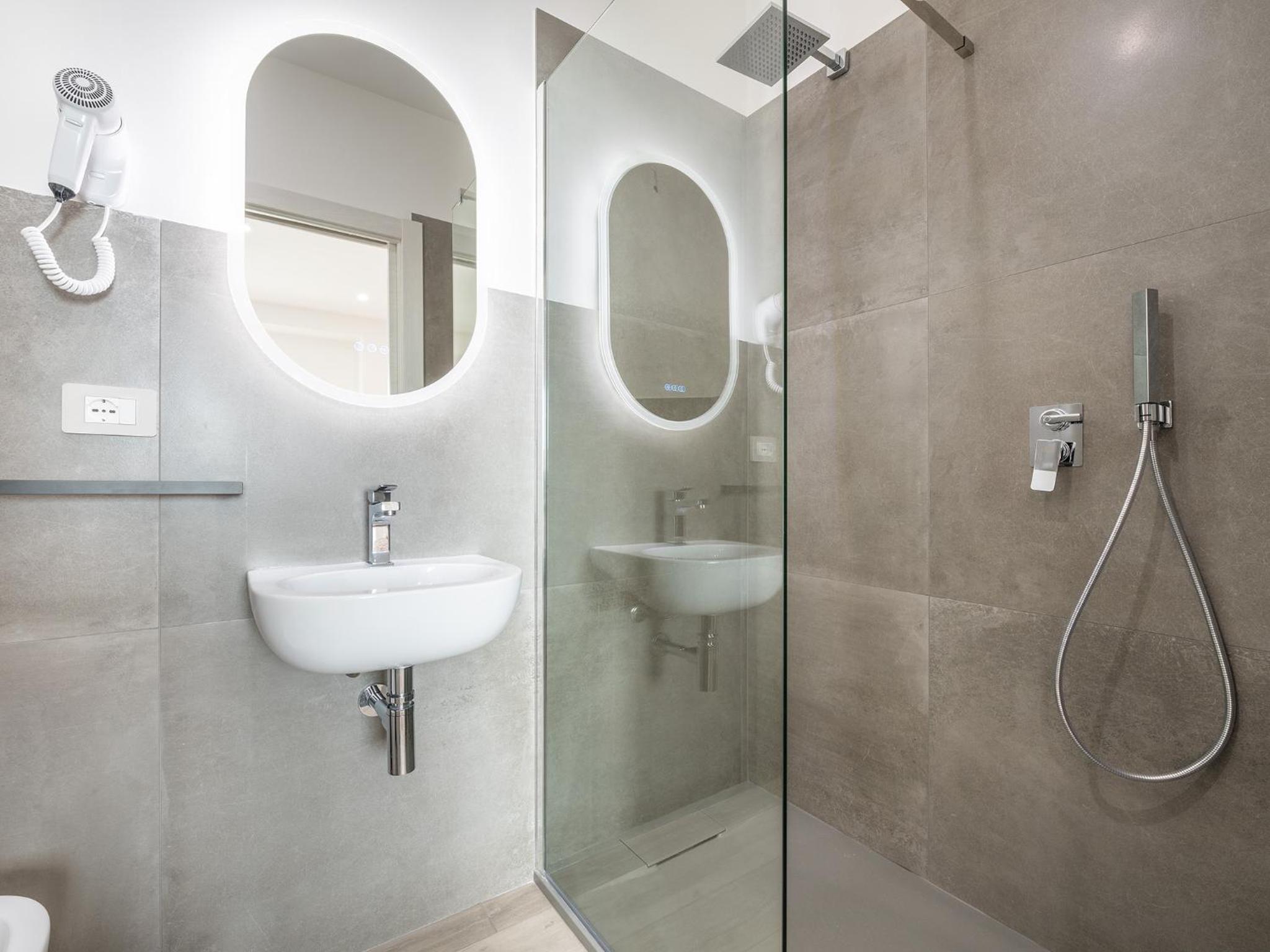 Standard Double Room - Photo 8
