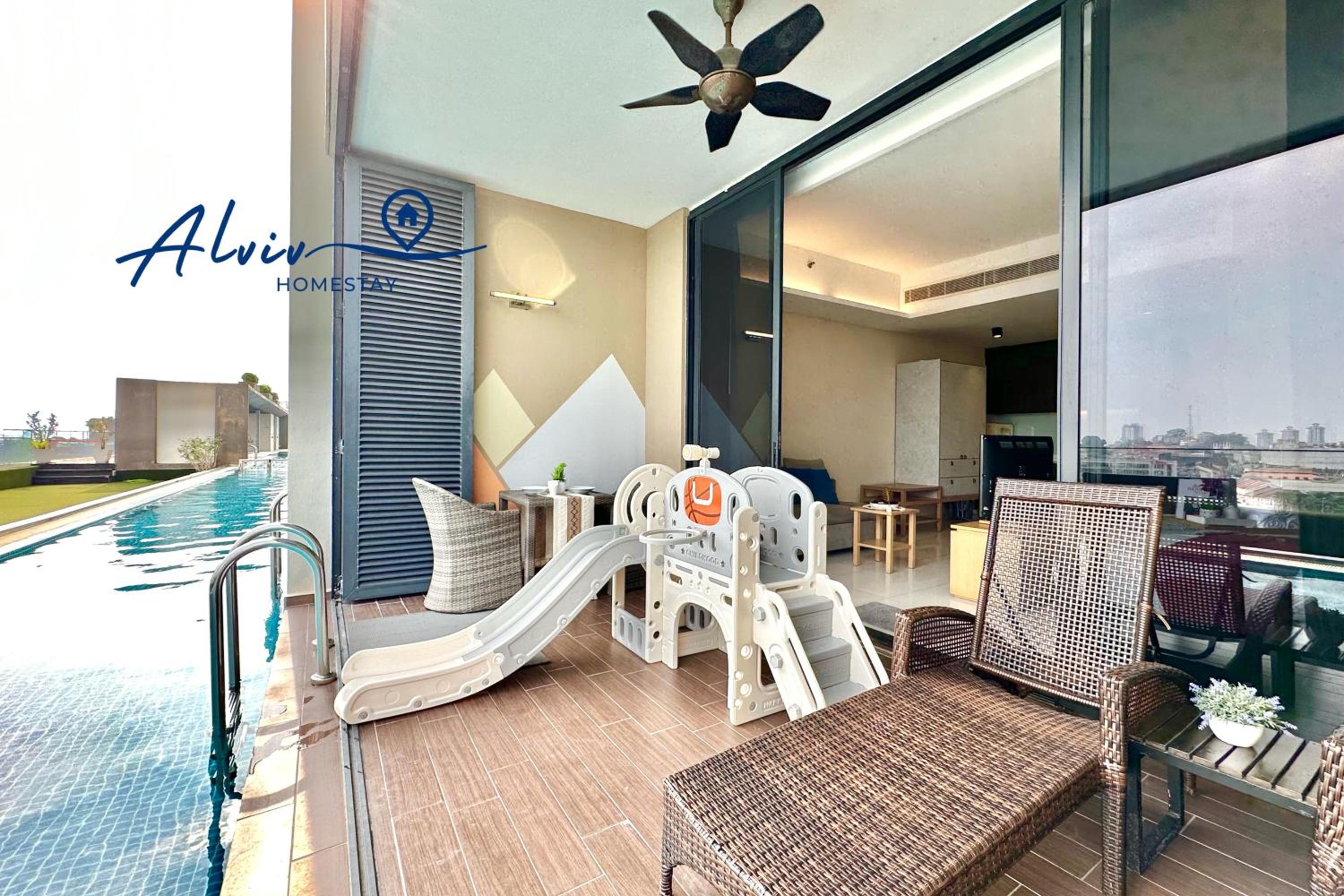 King Suite with Pool View