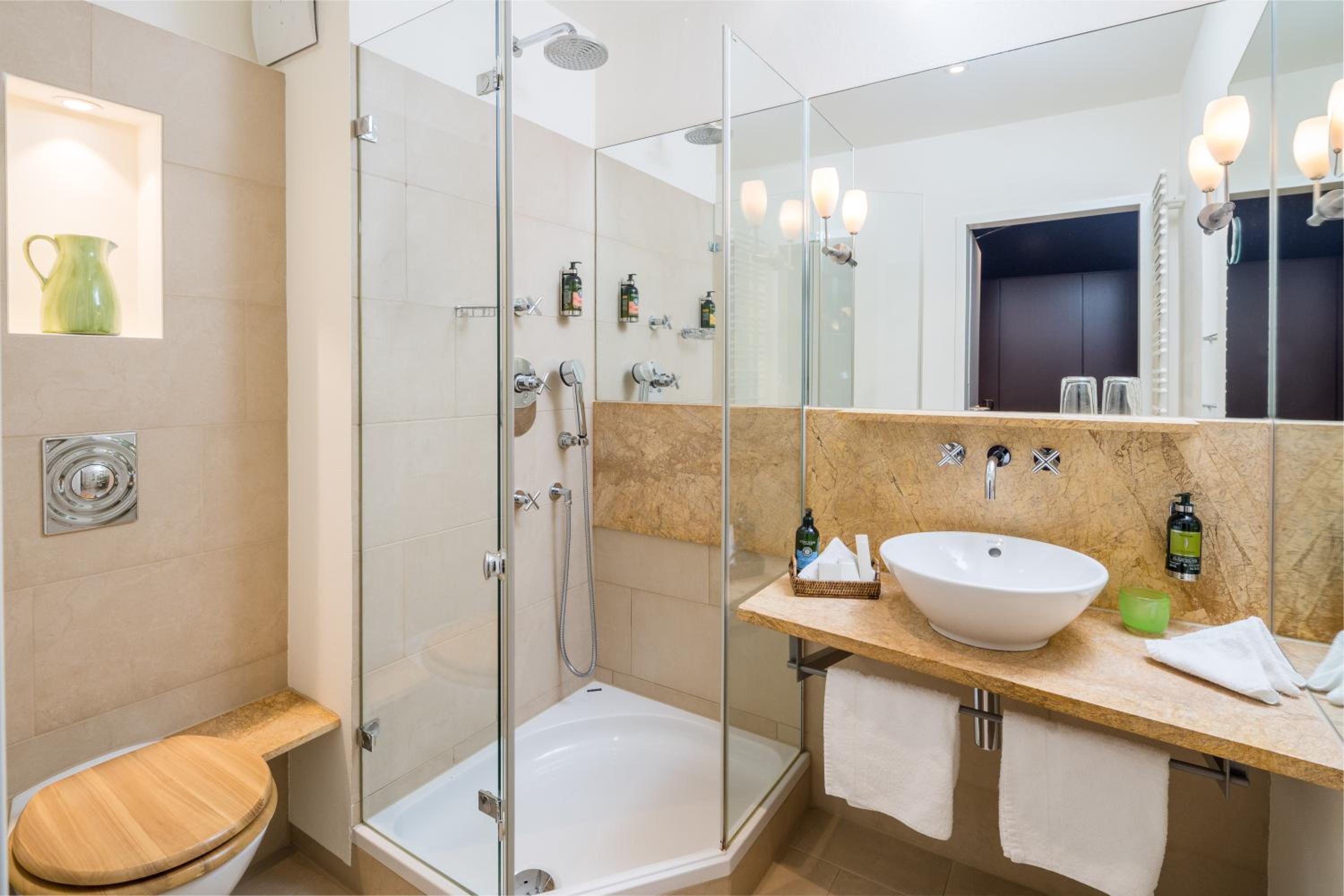 Standard Double Room - Photo 13