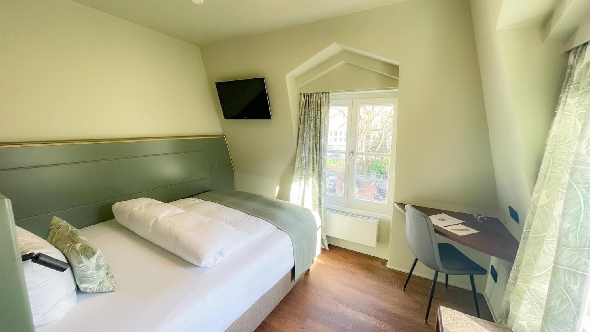 Superior Single Room with French Bed