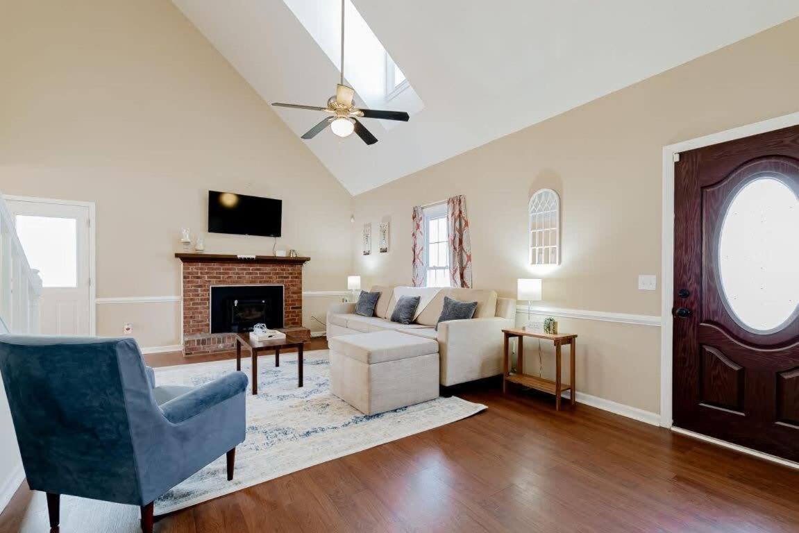 Family Room - Photo 23