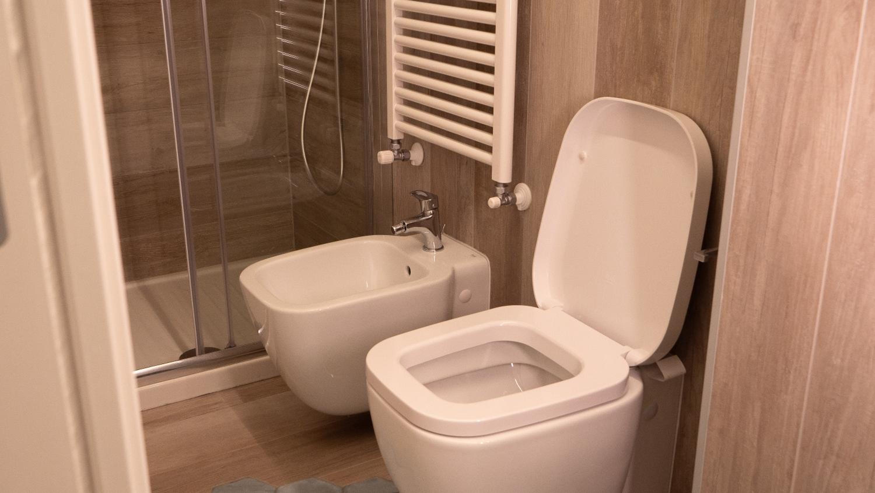 Deluxe Room (2 Adults + 1 Child) - Photo 2
