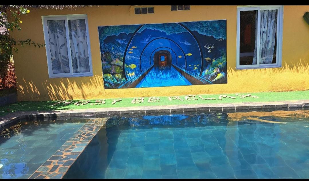 Bungalow With Patio photo 3