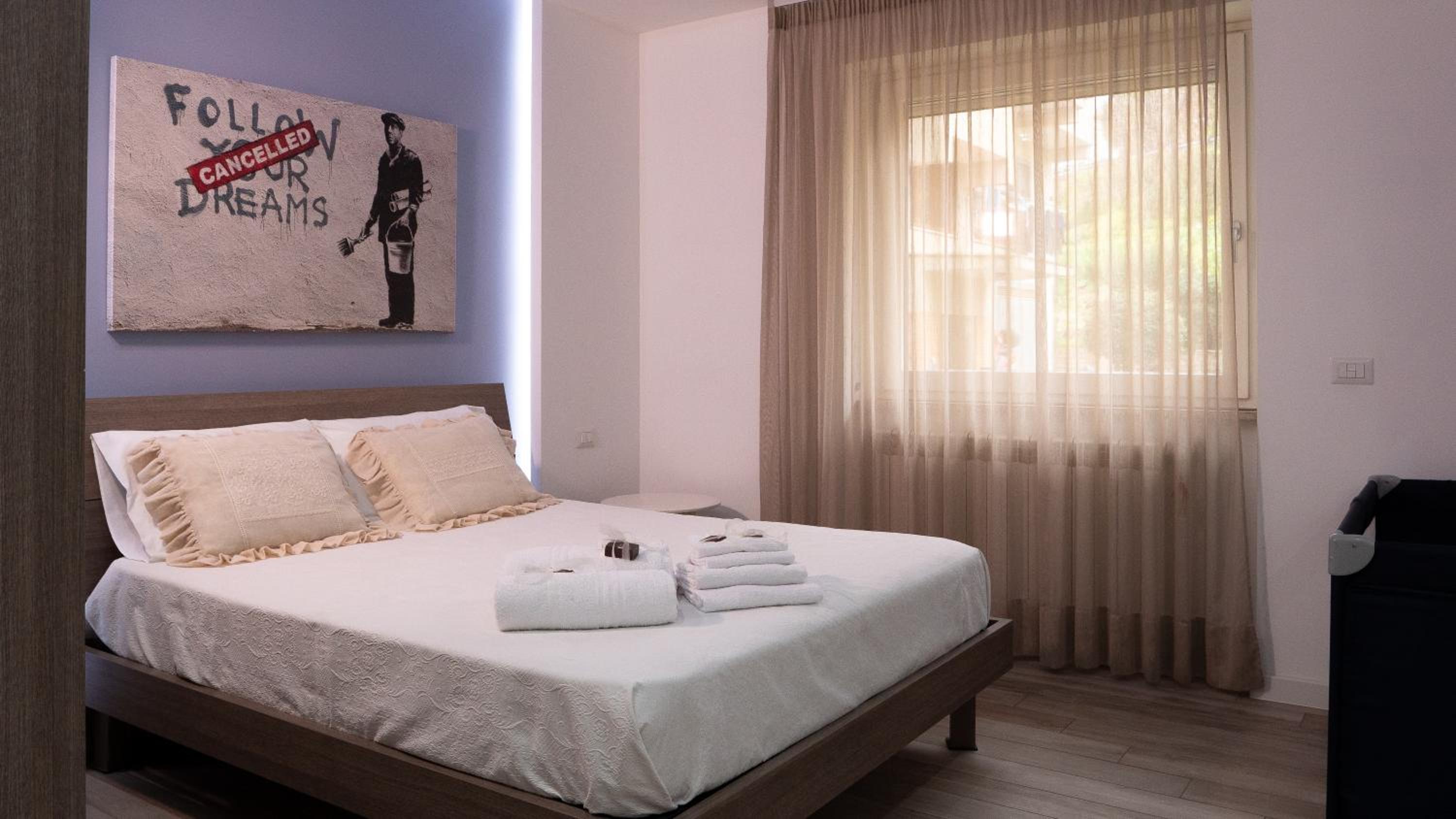Deluxe Room (2 Adults + 1 Child) - Photo 3