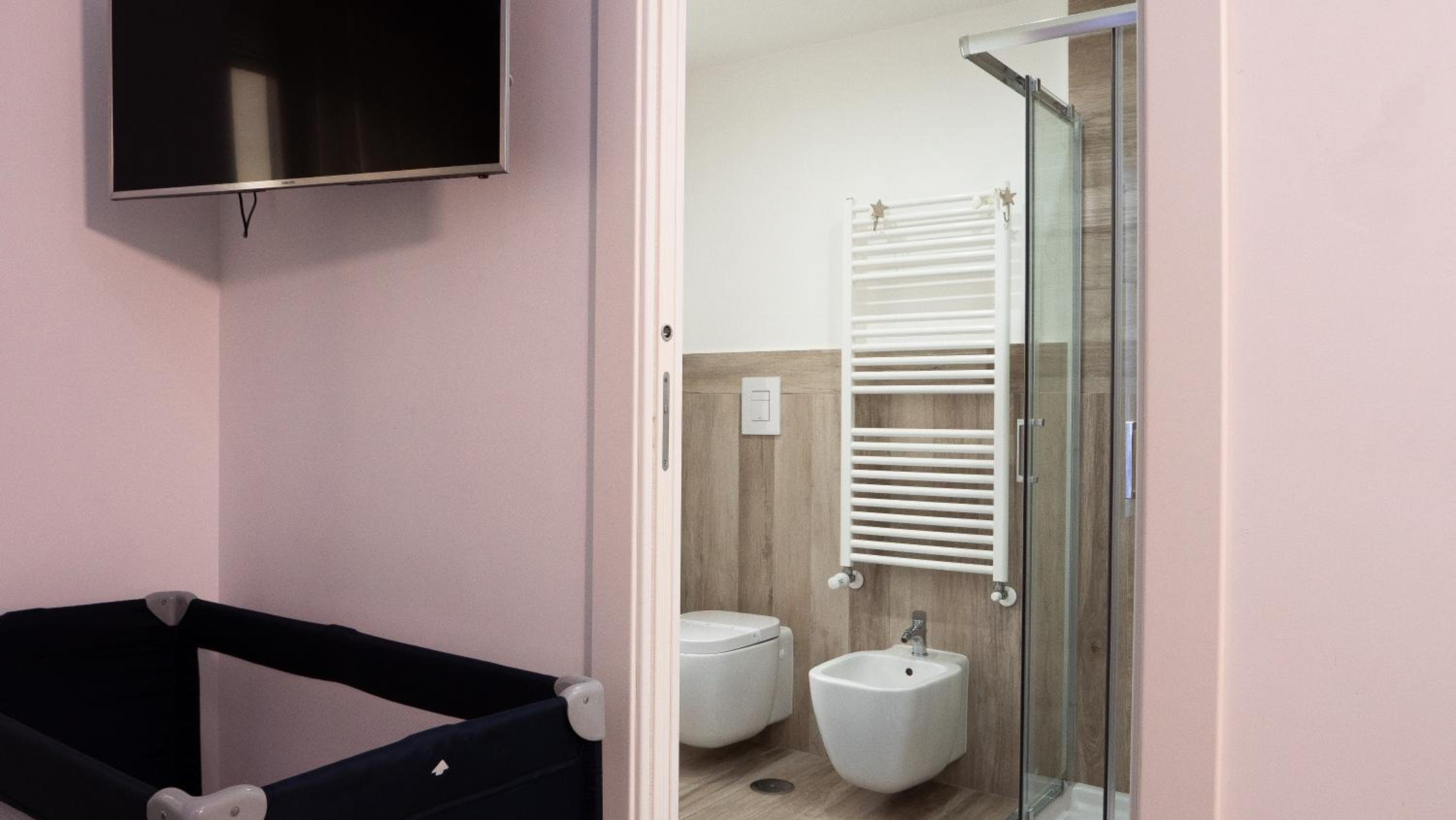 Deluxe Room (2 Adults + 1 Child) - Photo 4