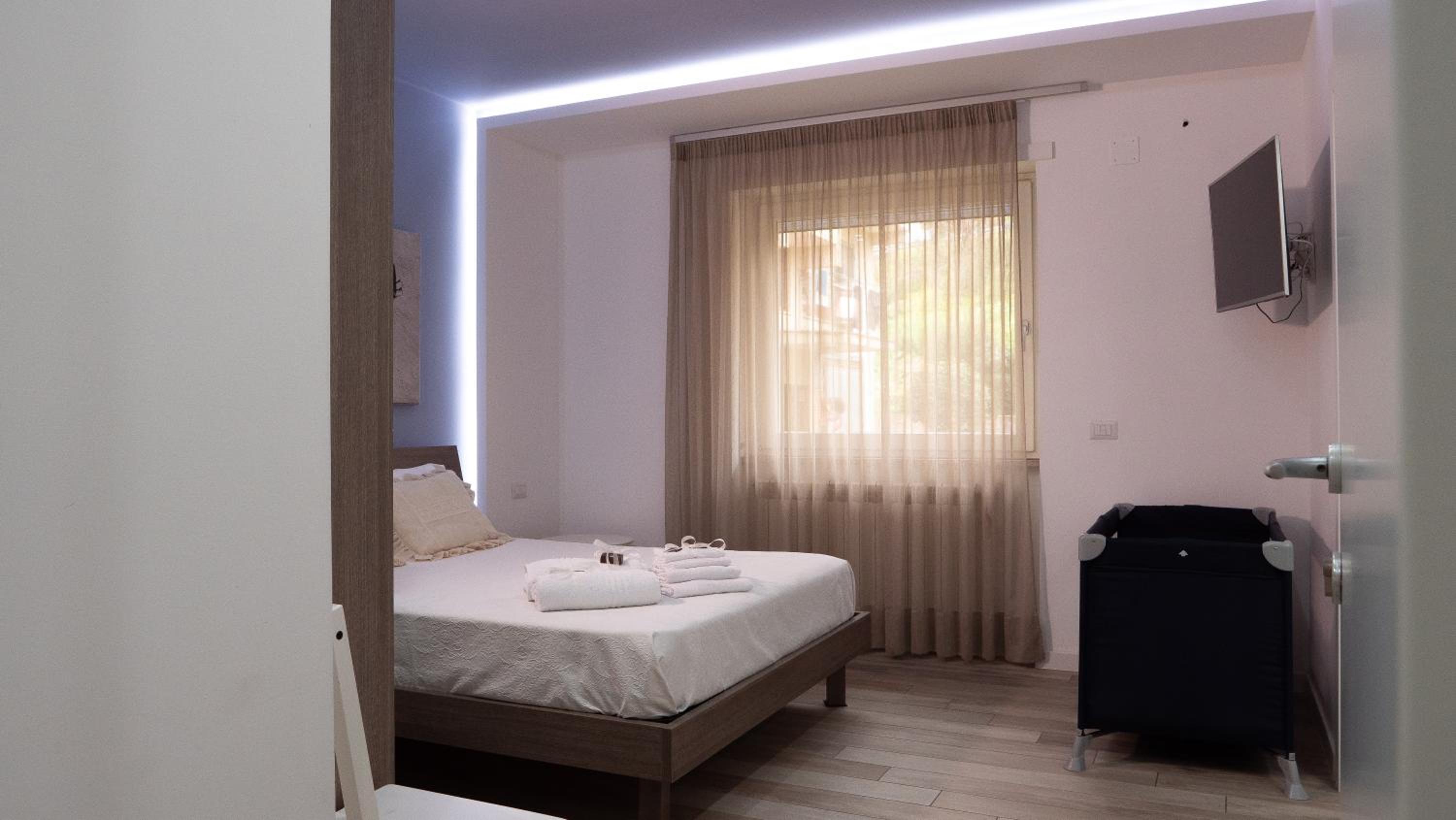 Deluxe Room (2 Adults + 1 Child) - Photo 1