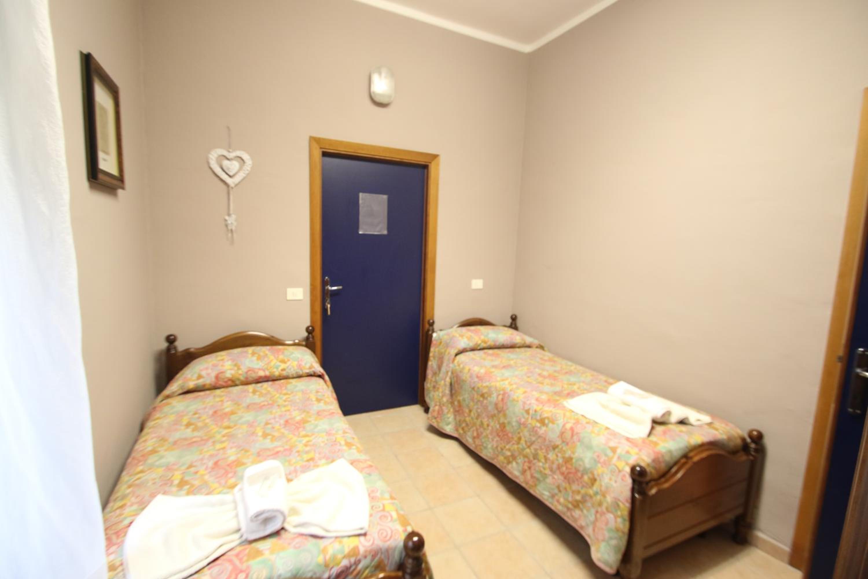 Basic Triple Room with Shared Bathroom photo 2