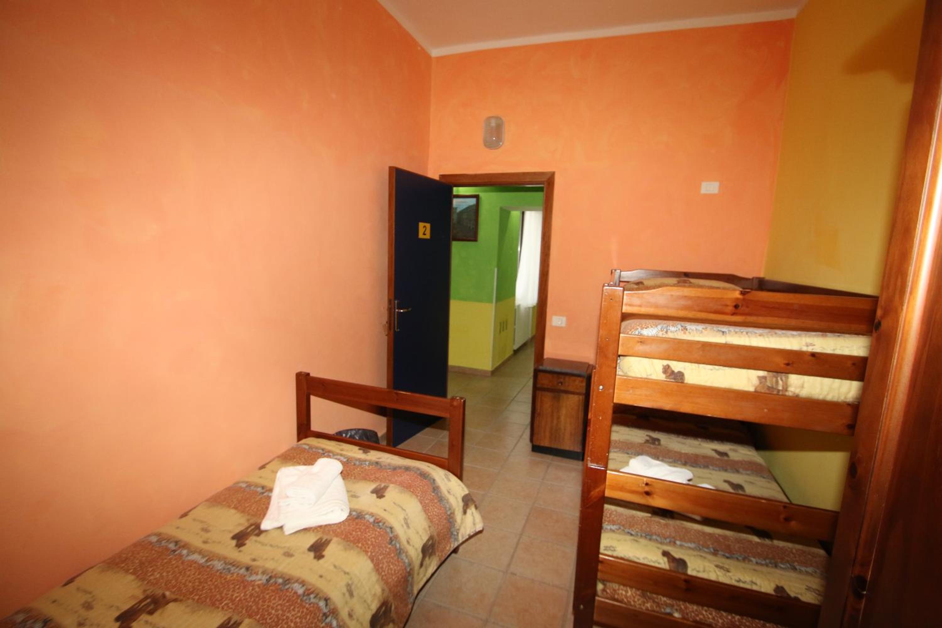 Basic Triple Room with Shared Bathroom photo 1