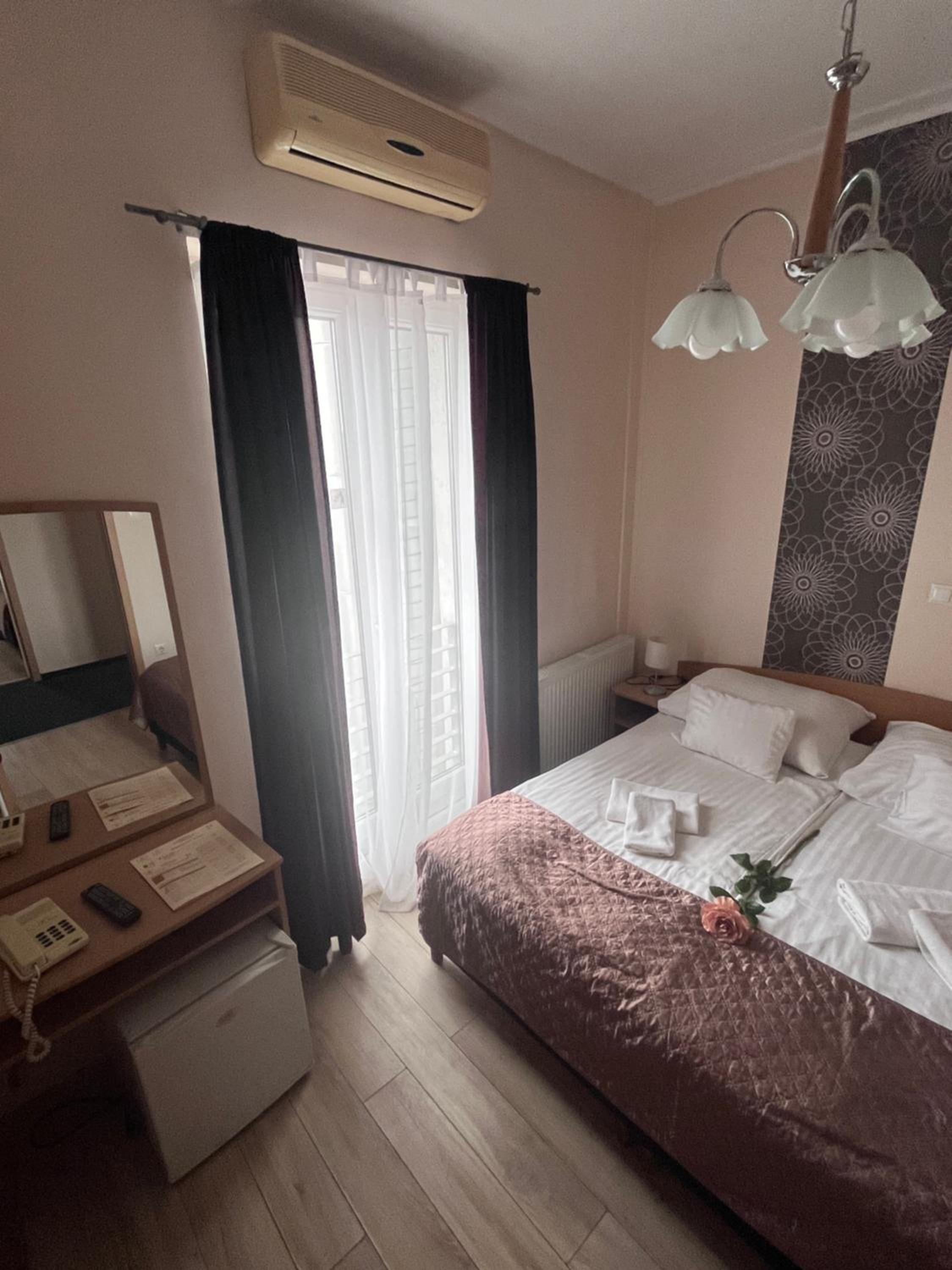 Standard Double or Twin Room - Photo 7