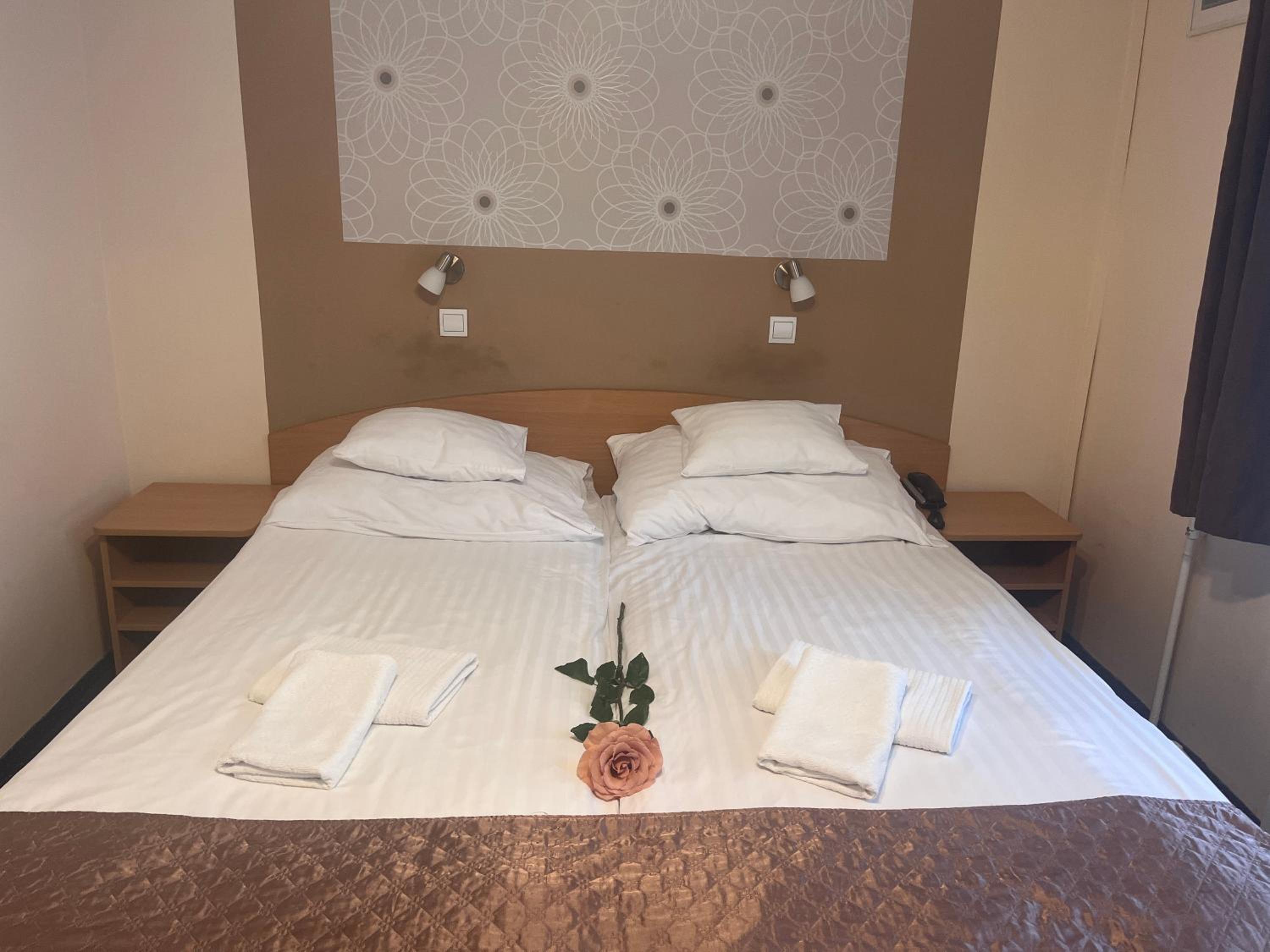 Standard Double or Twin Room - Photo 16