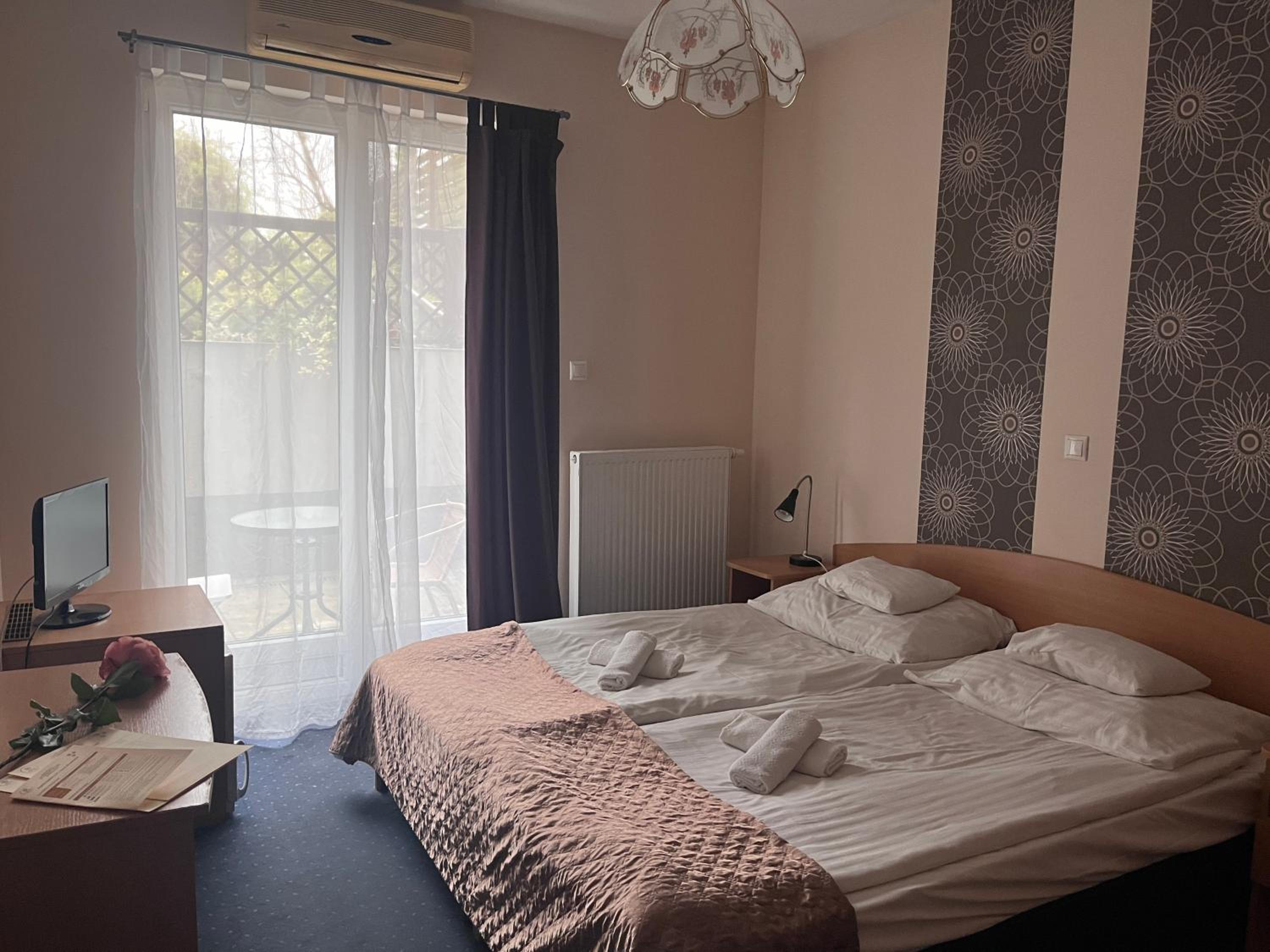 Standard Double or Twin Room - Photo 3